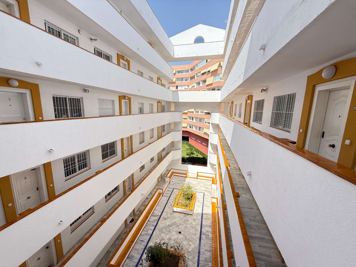 Great 3 bedroom apartment on the beach of Fuengirola, pool, air conditioning, wi-fi