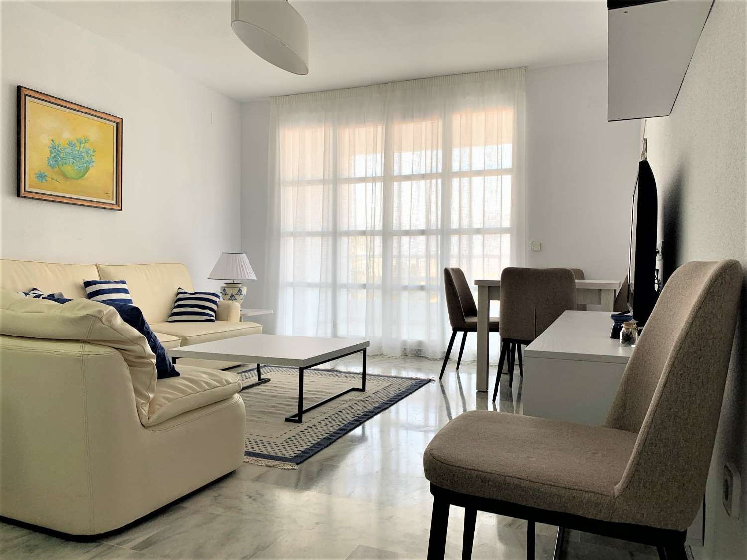 Grand appartement de 3 chambres sur la plage de Fuengirola, piscine, climatisation, wi-fi