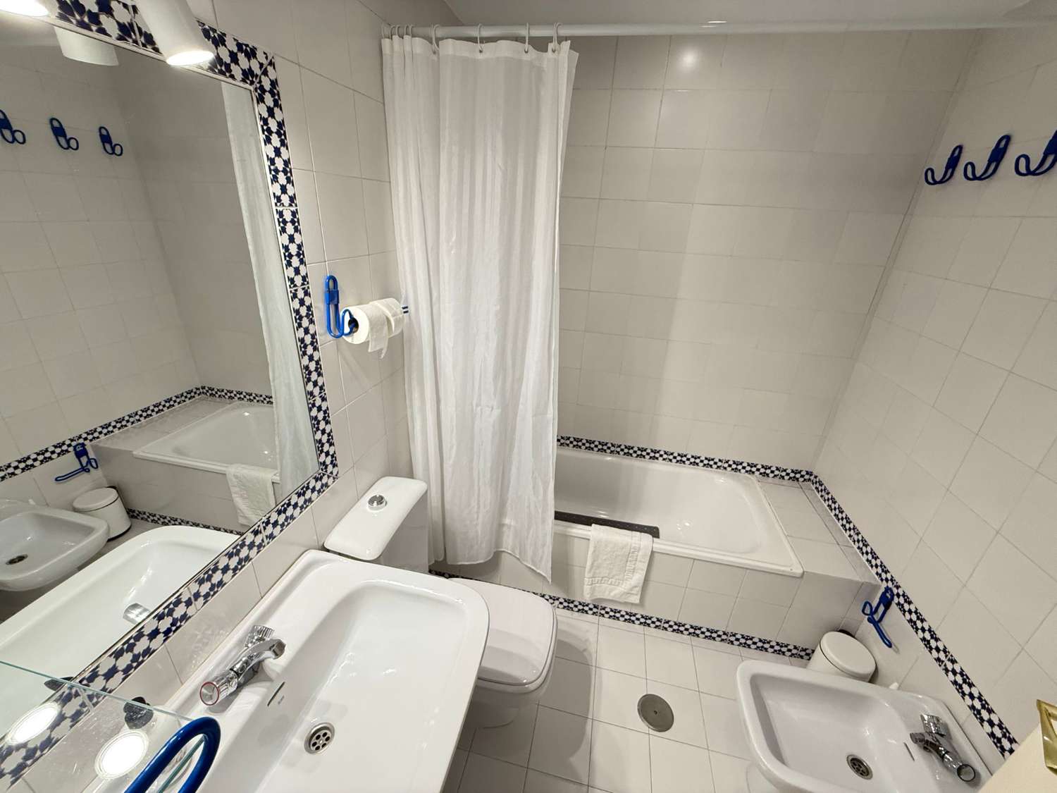 Great 3 bedroom apartment on the beach of Fuengirola, pool, air conditioning, wi-fi