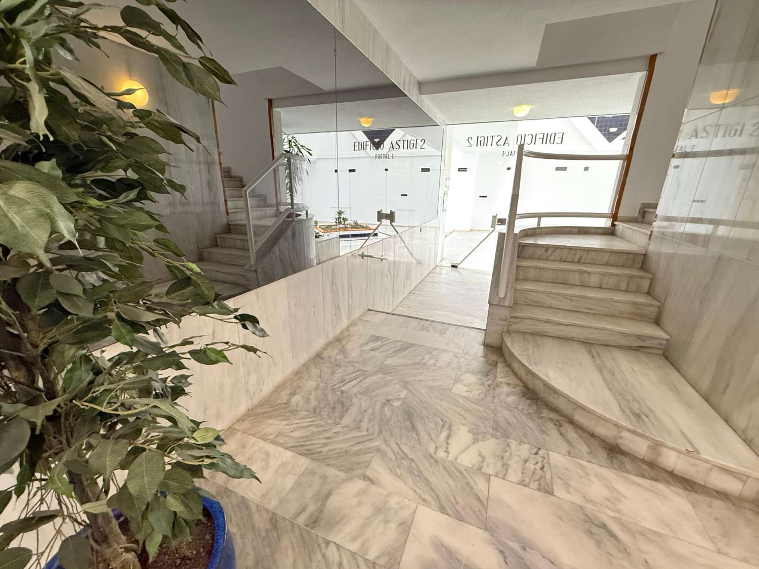 Great 3 bedroom apartment on the beach of Fuengirola, pool, air conditioning, wi-fi