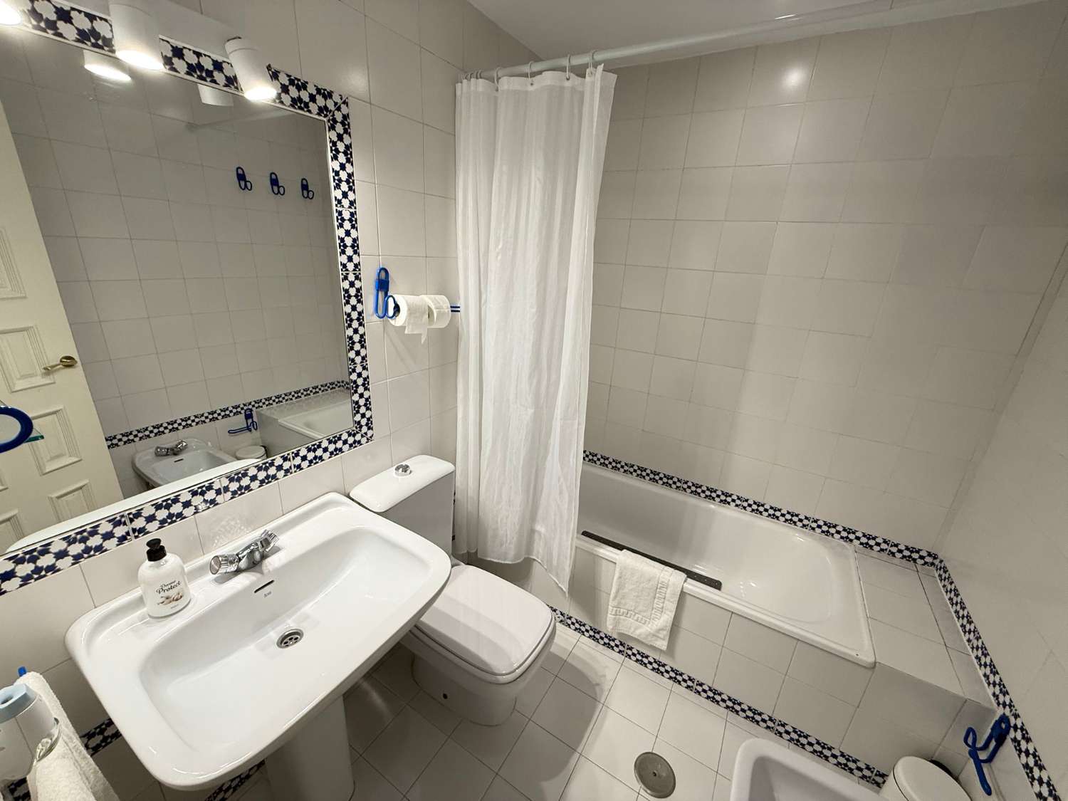 Great 3 bedroom apartment on the beach of Fuengirola, pool, air conditioning, wi-fi