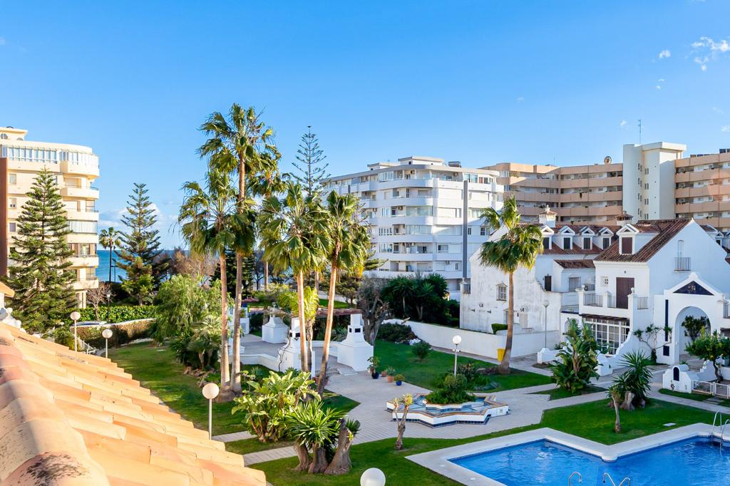 Grand appartement de 3 chambres sur la plage de Fuengirola, piscine, climatisation, wi-fi