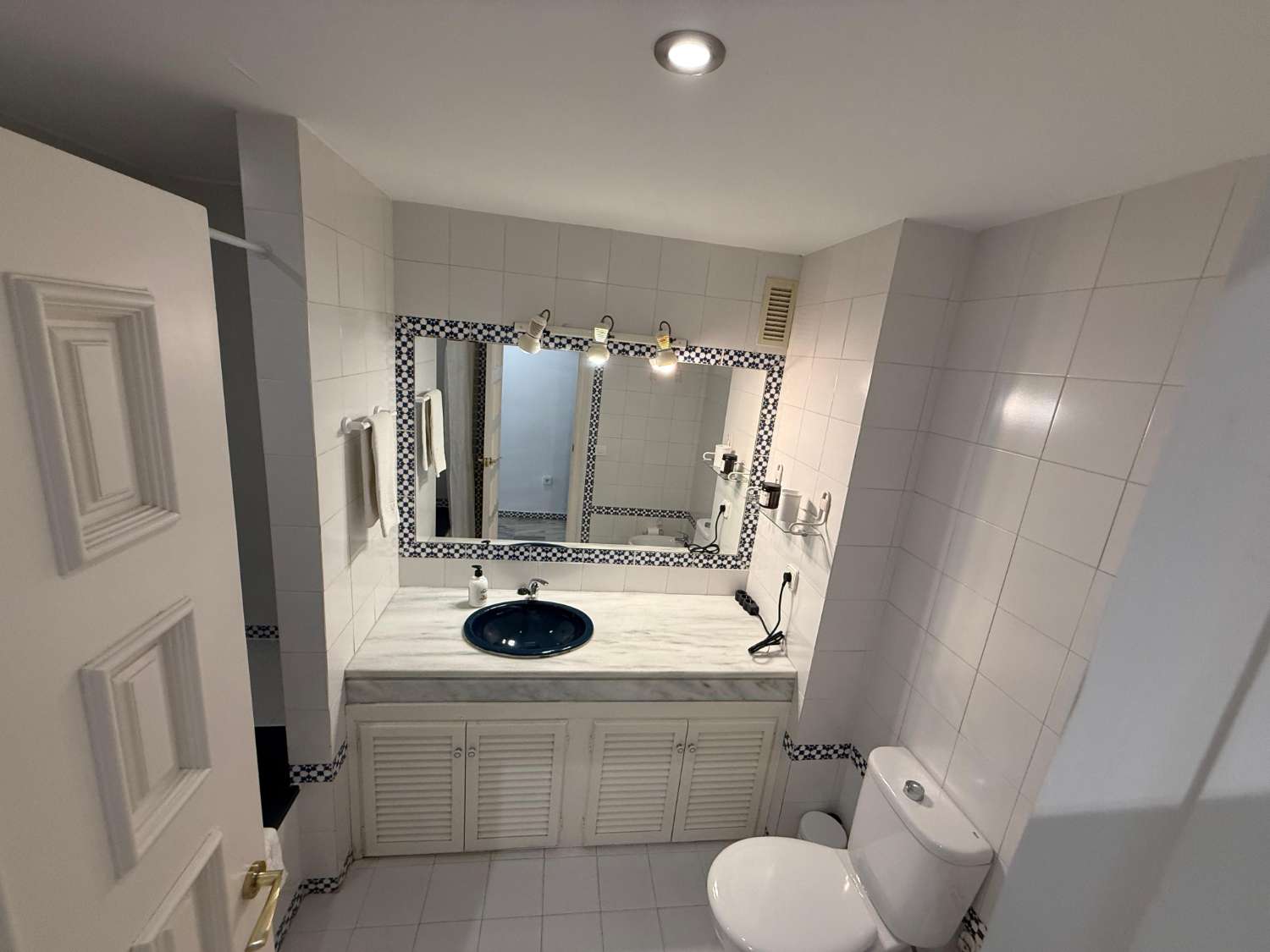 Great 3 bedroom apartment on the beach of Fuengirola, pool, air conditioning, wi-fi