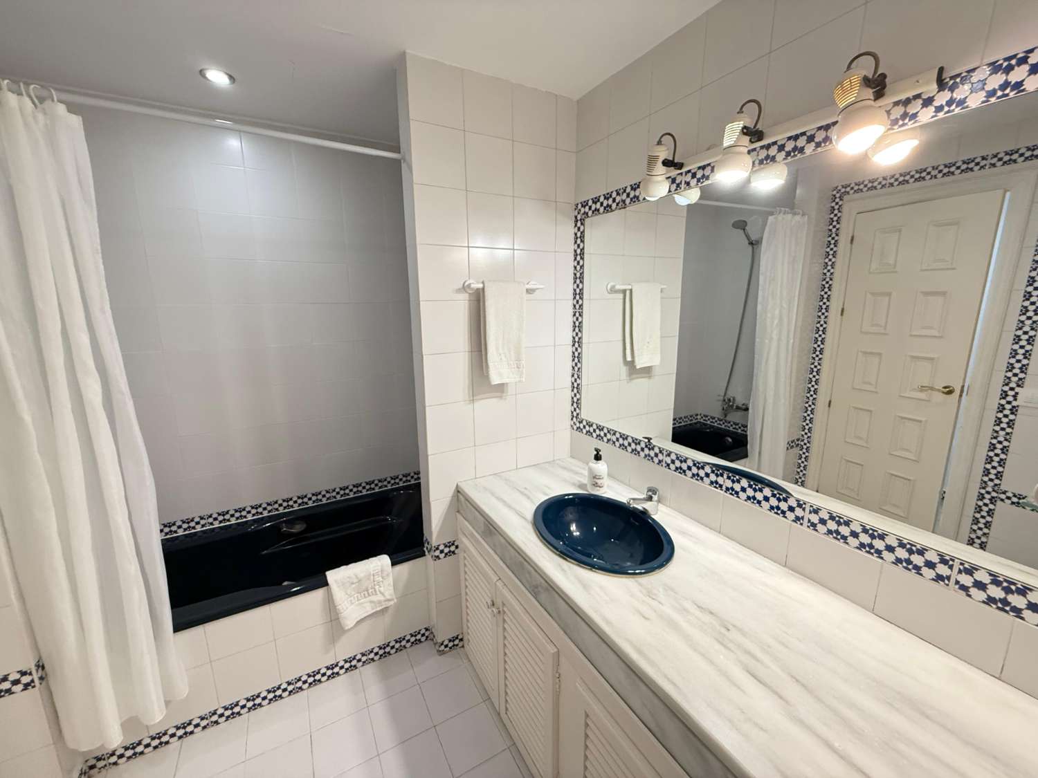 Great 3 bedroom apartment on the beach of Fuengirola, pool, air conditioning, wi-fi