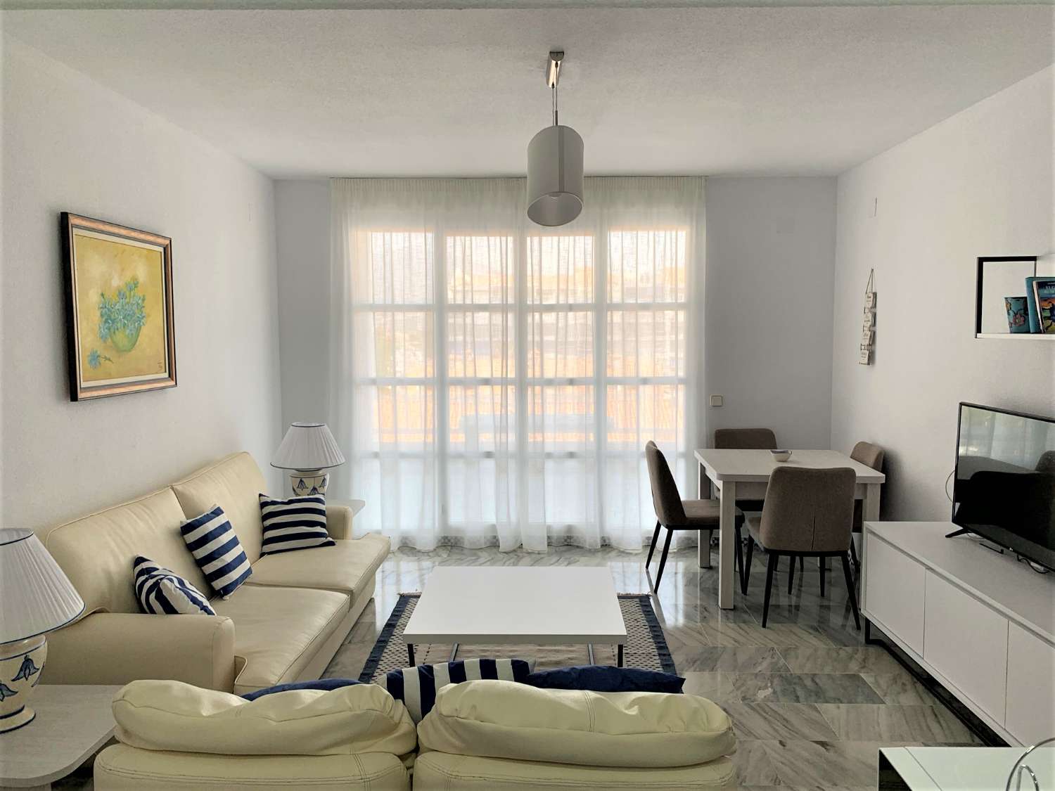 Grand appartement de 3 chambres sur la plage de Fuengirola, piscine, climatisation, wi-fi