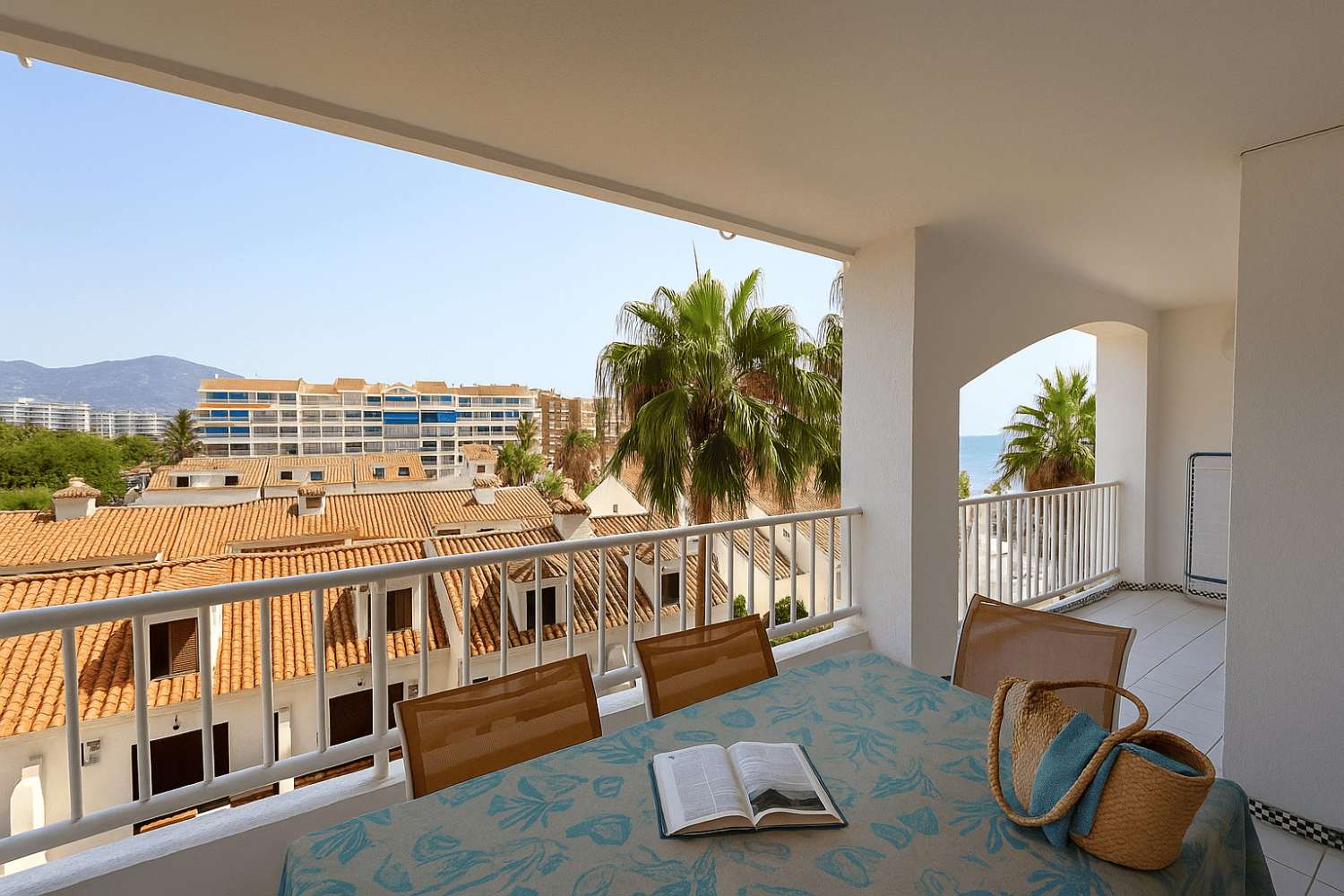 Great 3 bedroom apartment on the beach of Fuengirola, pool, air conditioning, wi-fi