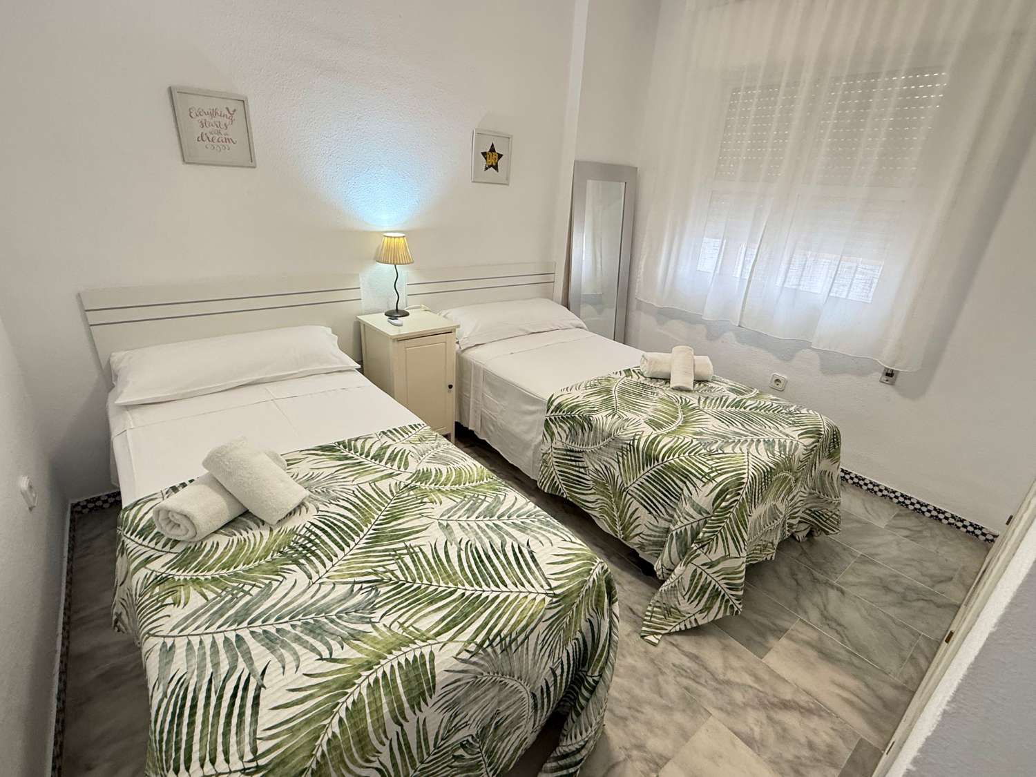 Great 3 bedroom apartment on the beach of Fuengirola, pool, air conditioning, wi-fi