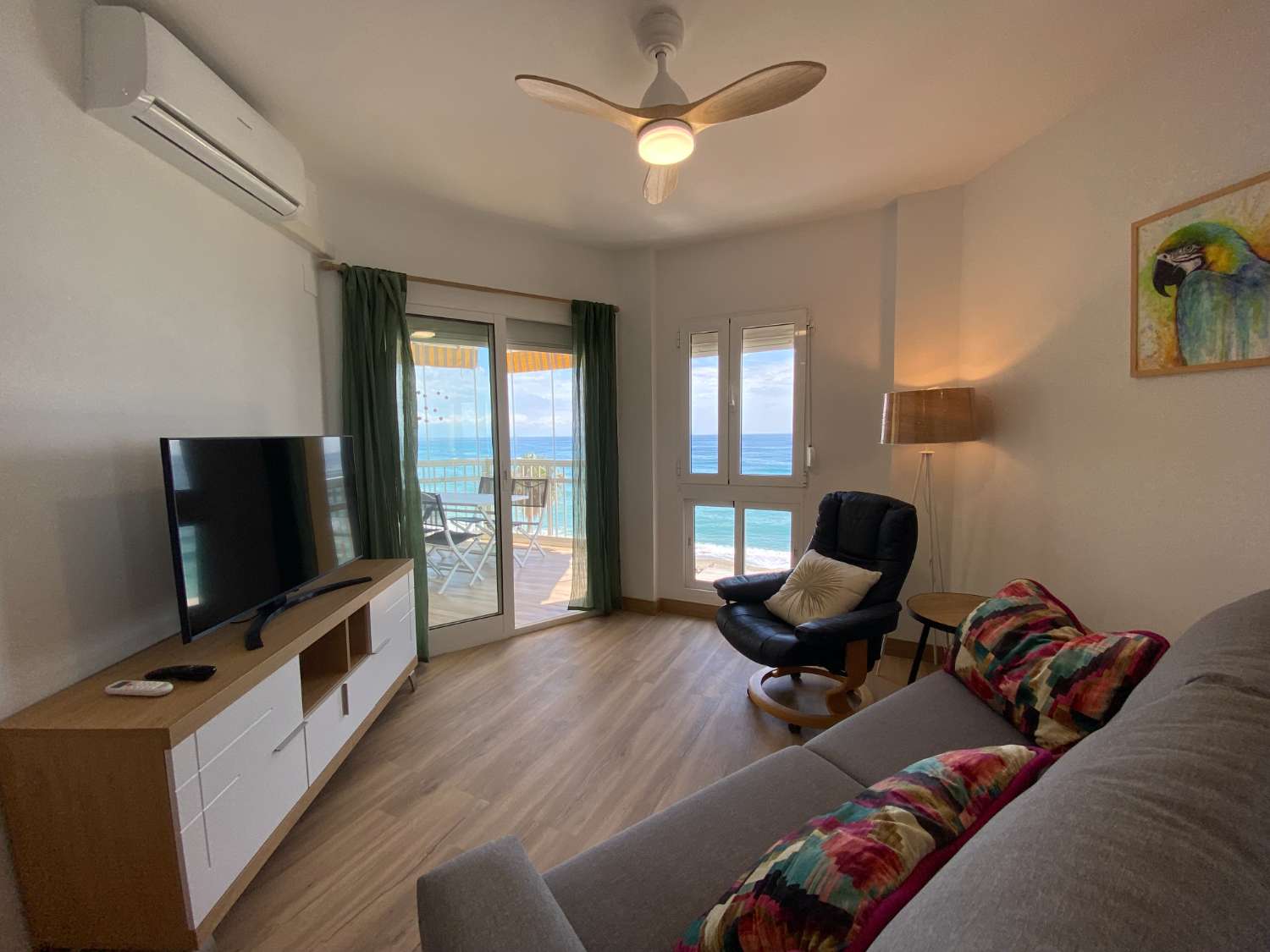 Otrolig renoverad lägenhet med panoramautsikt över havet: Det perfekta hemmet för strandälskare!&quot;