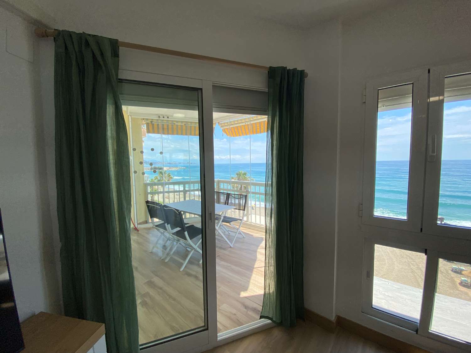 Utrolig renoveret lejlighed med panoramaudsigt over havet: Det perfekte hjem for strandelskere!&quot;