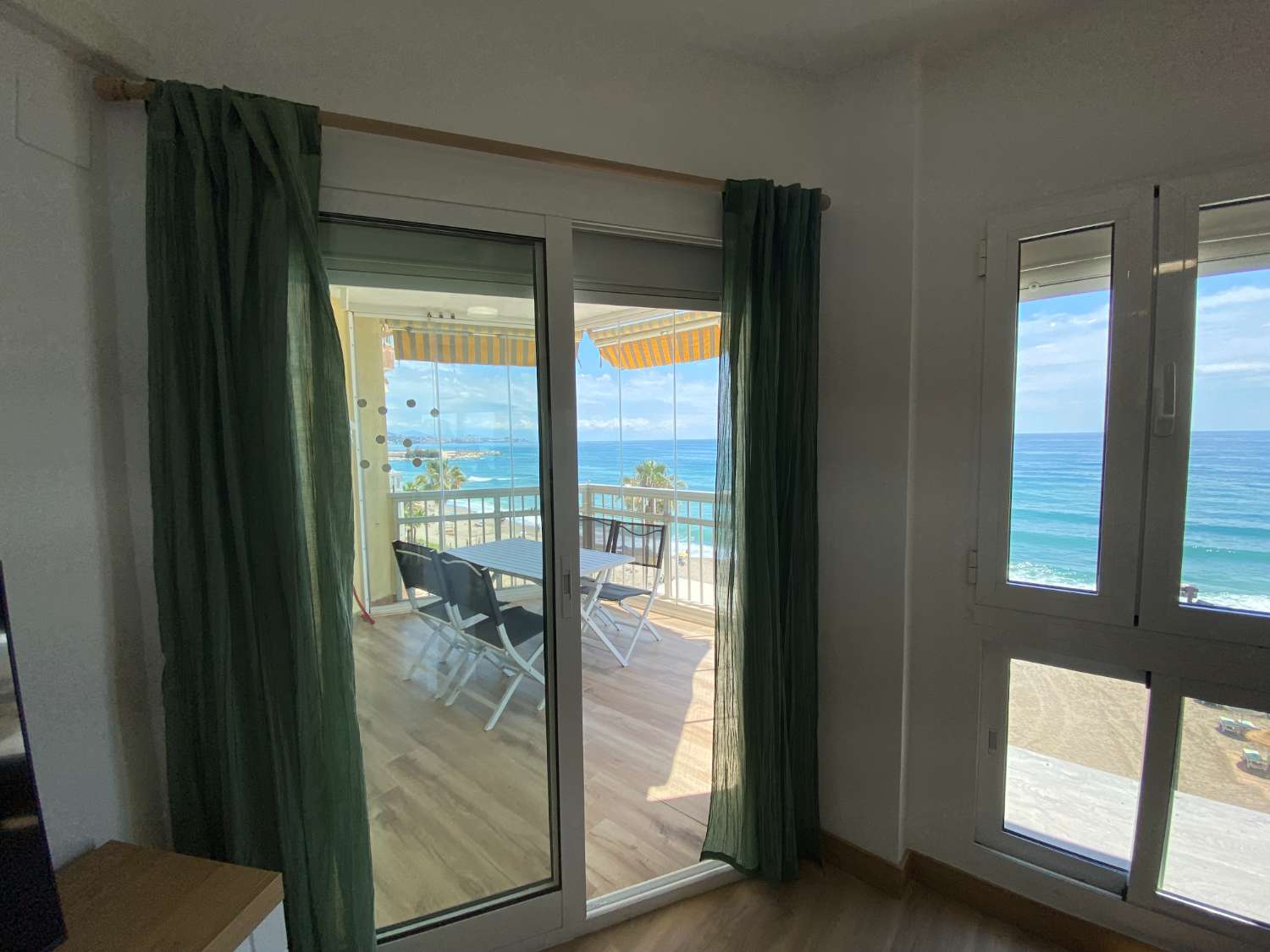 Increíble apartamento reformado con vistas panorámicas al mar: ¡El hogar perfecto para los amantes de la playa!"