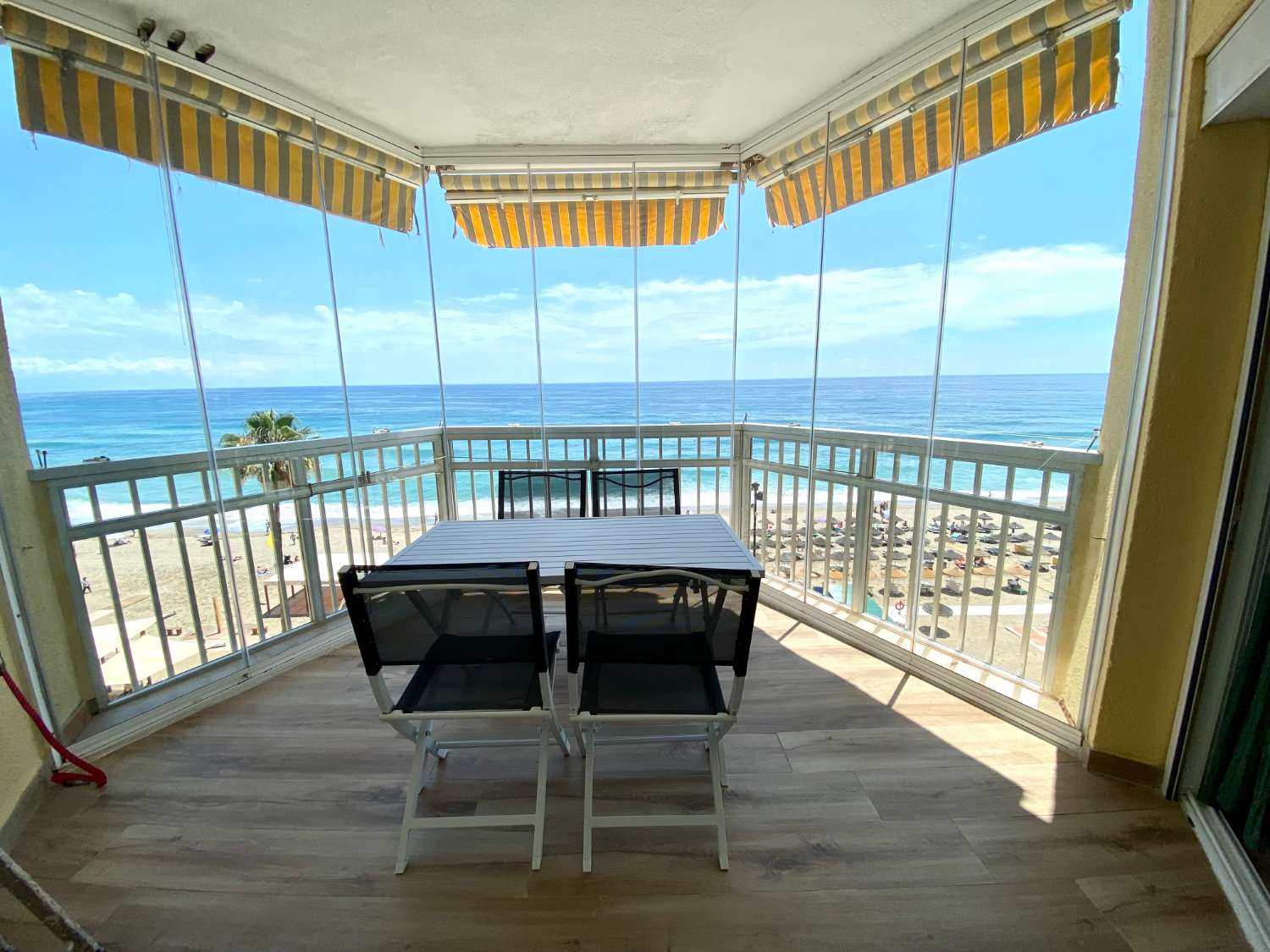 Unglaublich renovierte Wohnung mit Panoramablick auf das Meer: Das perfekte Zuhause für Strandliebhaber!“