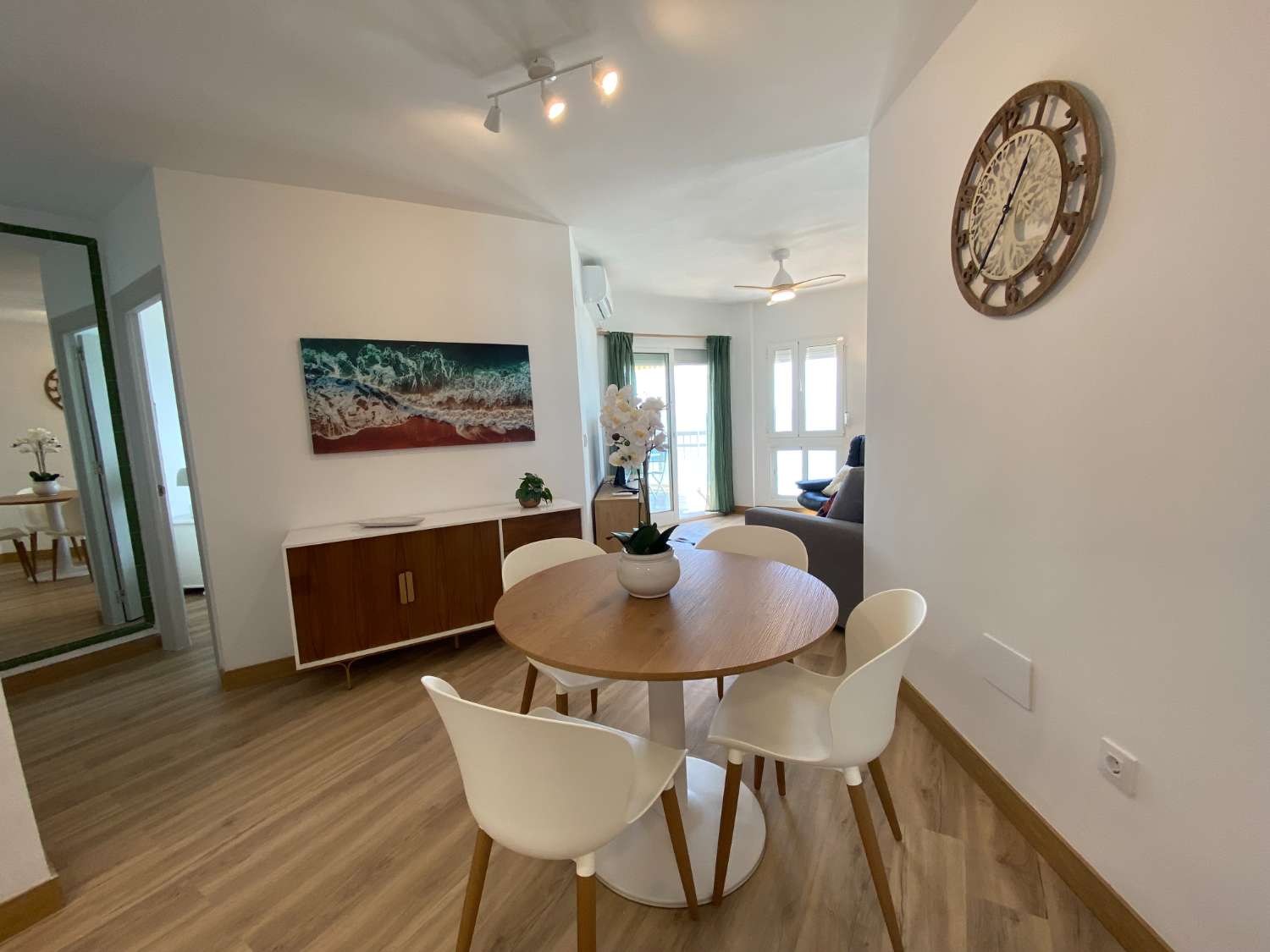 Unglaublich renovierte Wohnung mit Panoramablick auf das Meer: Das perfekte Zuhause für Strandliebhaber!“
