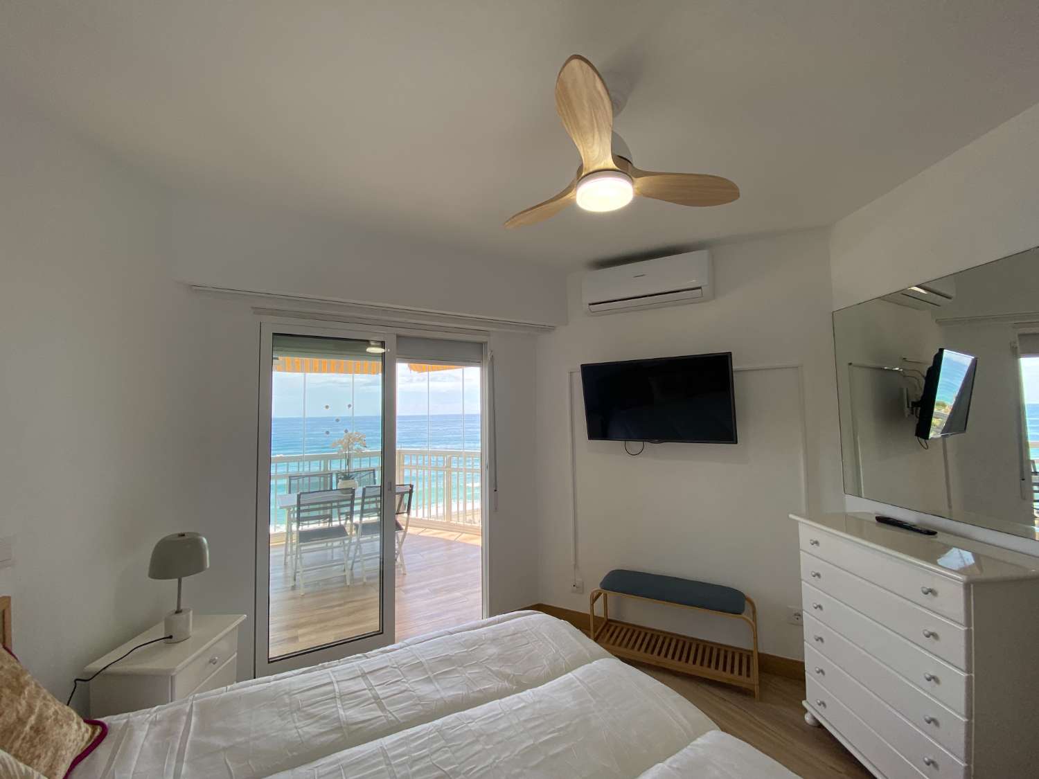 Increíble apartamento reformado con vistas panorámicas al mar: ¡El hogar perfecto para los amantes de la playa!"