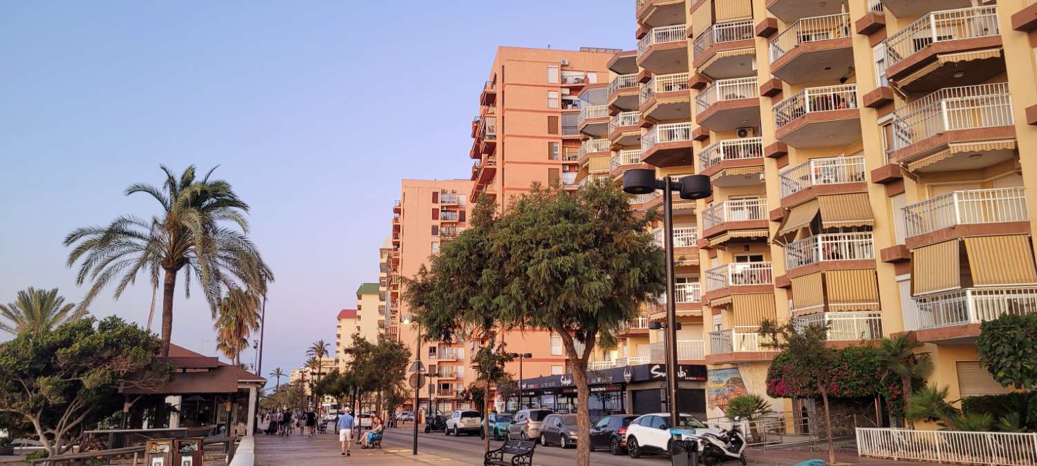 Increíble apartamento reformado con vistas panorámicas al mar: ¡El hogar perfecto para los amantes de la playa!