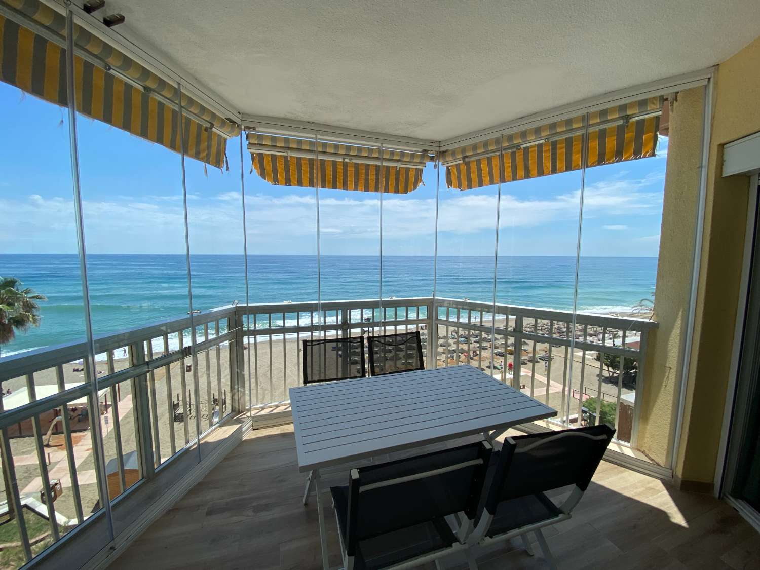 Increíble apartamento reformado con vistas panorámicas al mar: ¡El hogar perfecto para los amantes de la playa!"