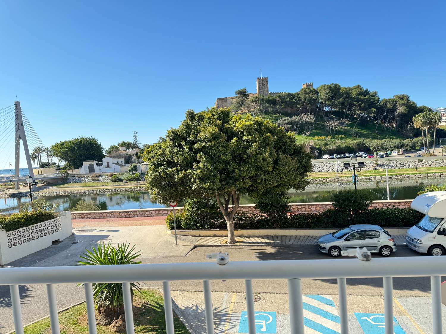"Refugio costero en Fuengirola: experimente la belleza mediterránea desde nuestra terraza junto al mar"