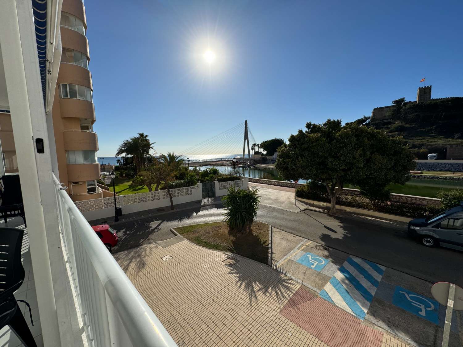 "Coastal Haven i Fuengirola: Oplev middelhavsskønhed fra vores terrasse ved havet"