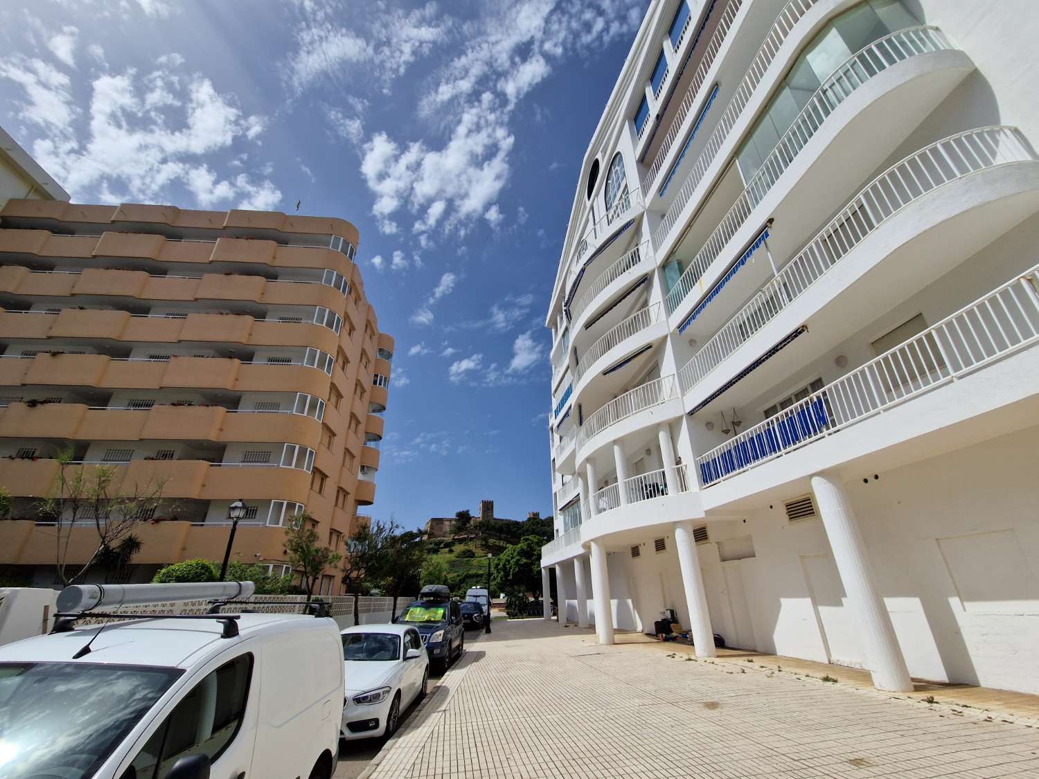 "Refugio costero en Fuengirola: experimente la belleza mediterránea desde nuestra terraza junto al mar"