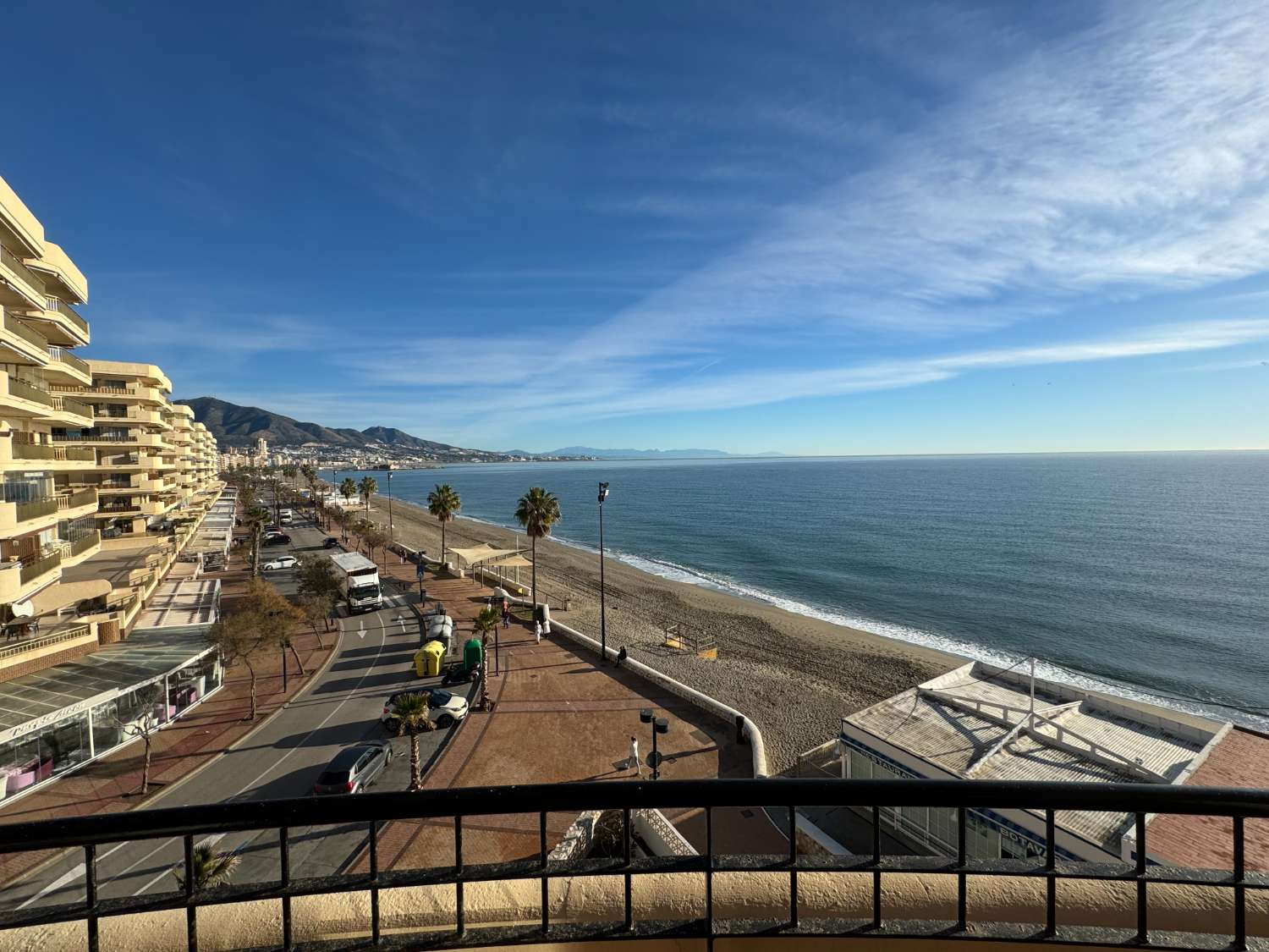 "Vivienda Renovada con Vistas al Mar en Fuengirola: Tu Refugio Costero Perfecto"