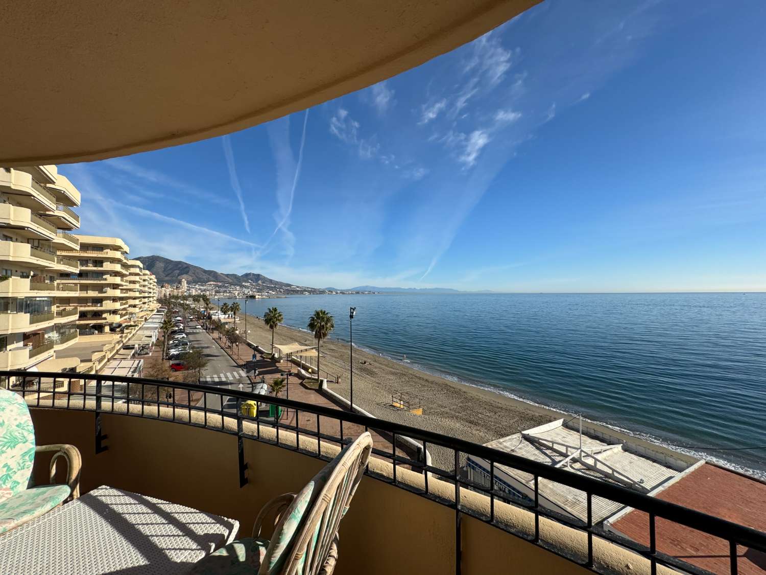 "Vivienda Renovada con Vistas al Mar en Fuengirola: Tu Refugio Costero Perfecto"