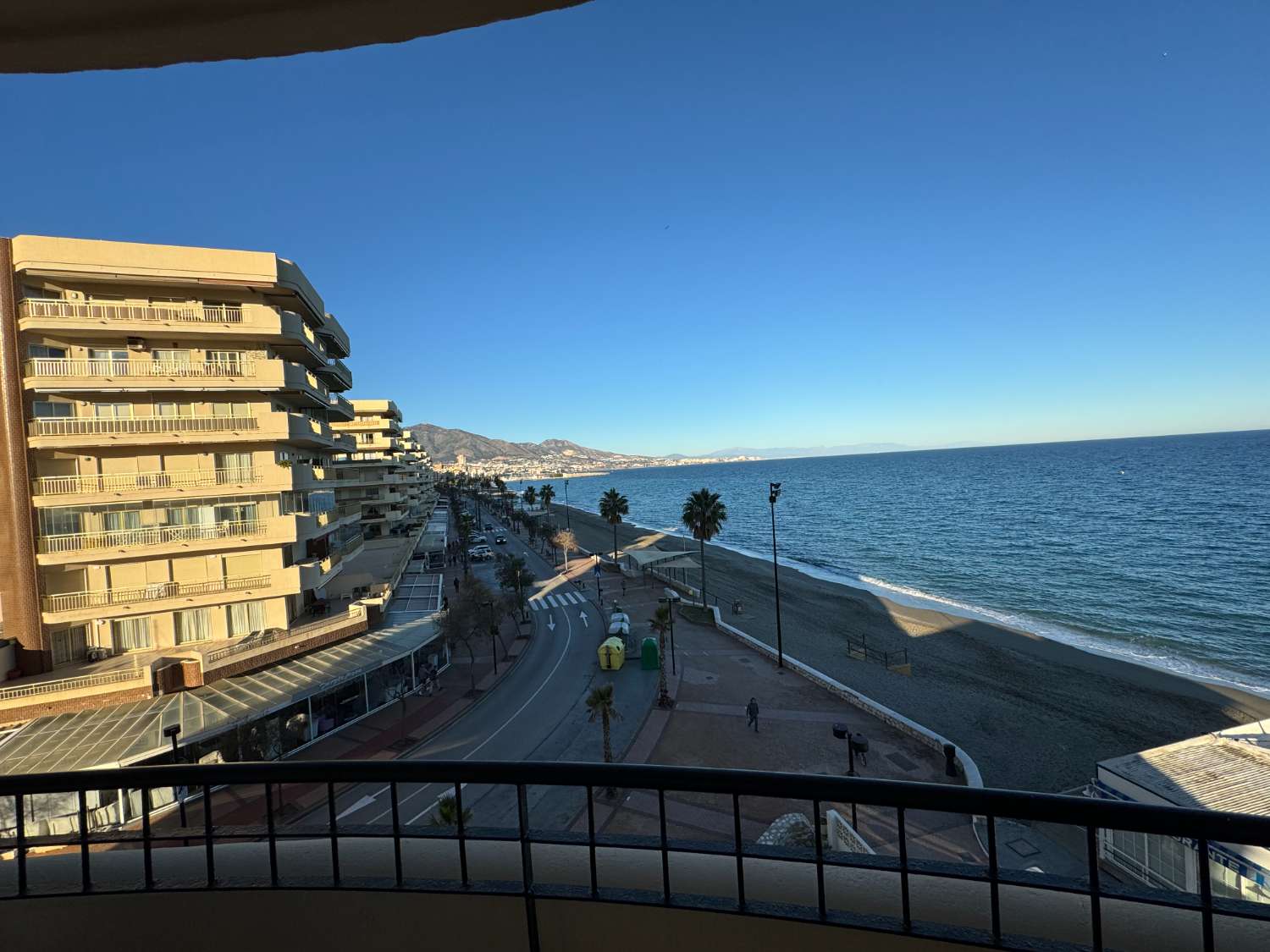 "Vivienda Renovada con Vistas al Mar en Fuengirola: Tu Refugio Costero Perfecto"