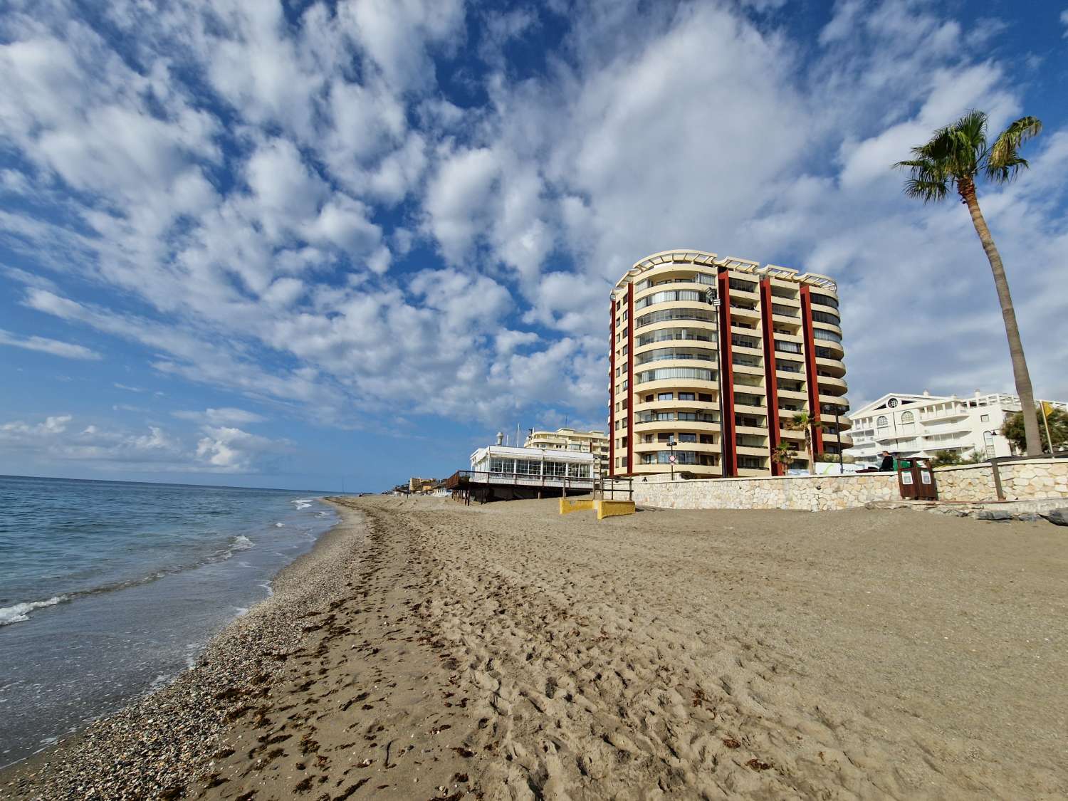 Vivienda Renovada con Vistas al Mar en Fuengirola: Tu Refugio Costero Perfecto