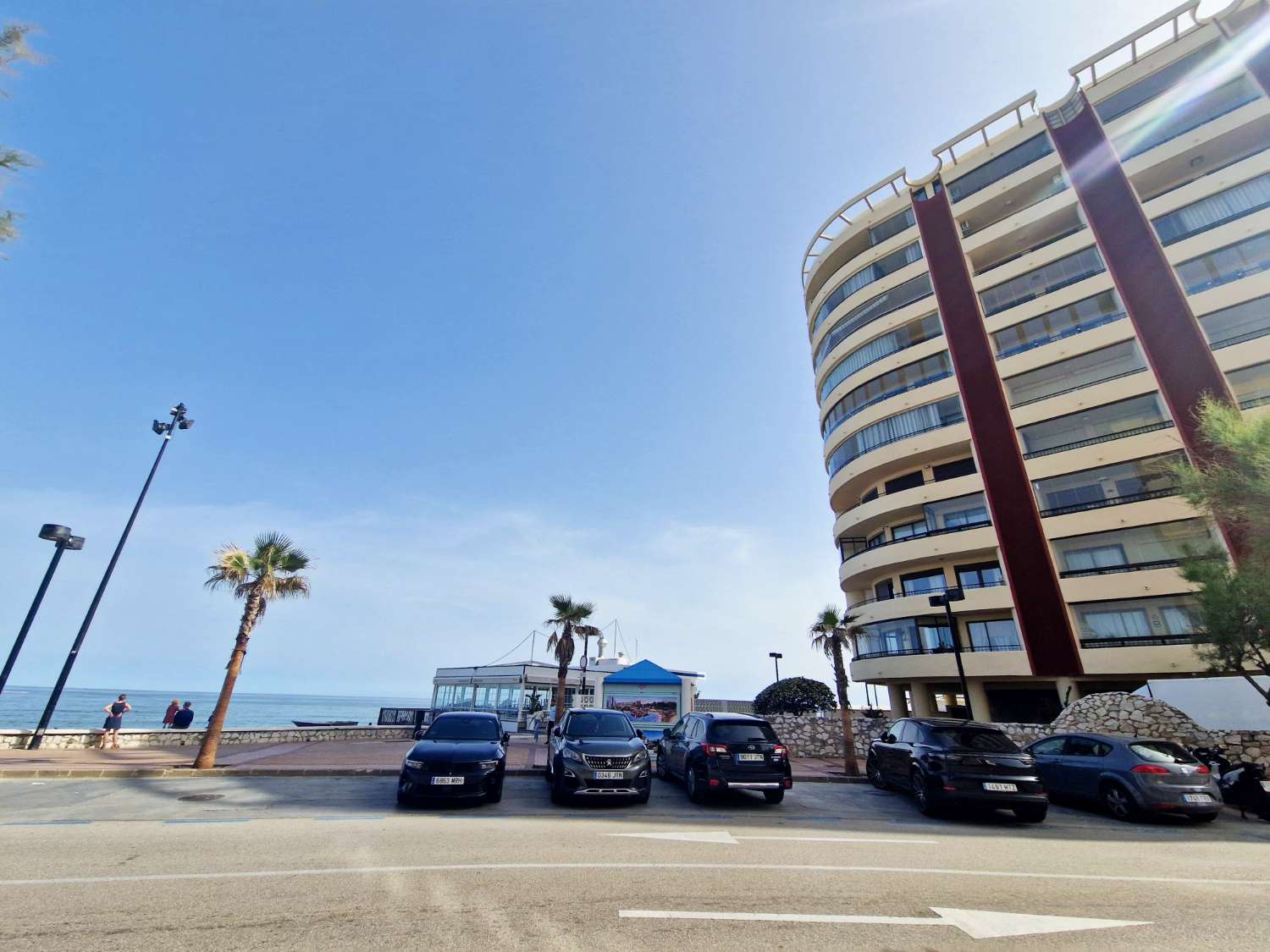 "Vivienda Renovada con Vistas al Mar en Fuengirola: Tu Refugio Costero Perfecto"