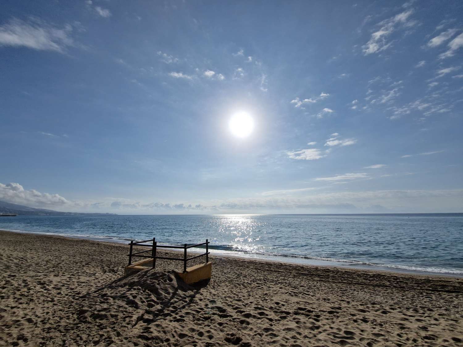 Vivienda Renovada con Vistas al Mar en Fuengirola: Tu Refugio Costero Perfecto