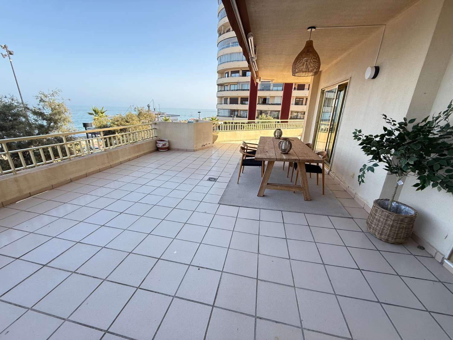 Descubre tu PARAÍSO en la Playa: Apartamento de 2 Dormitorio en Fuengirola
