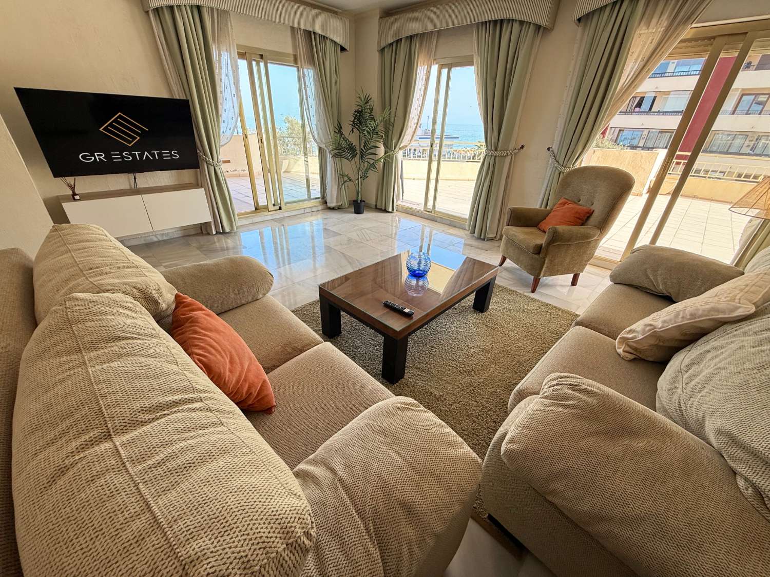 Descubre tu PARAÍSO en la Playa: Apartamento de 2 Dormitorio en Fuengirola