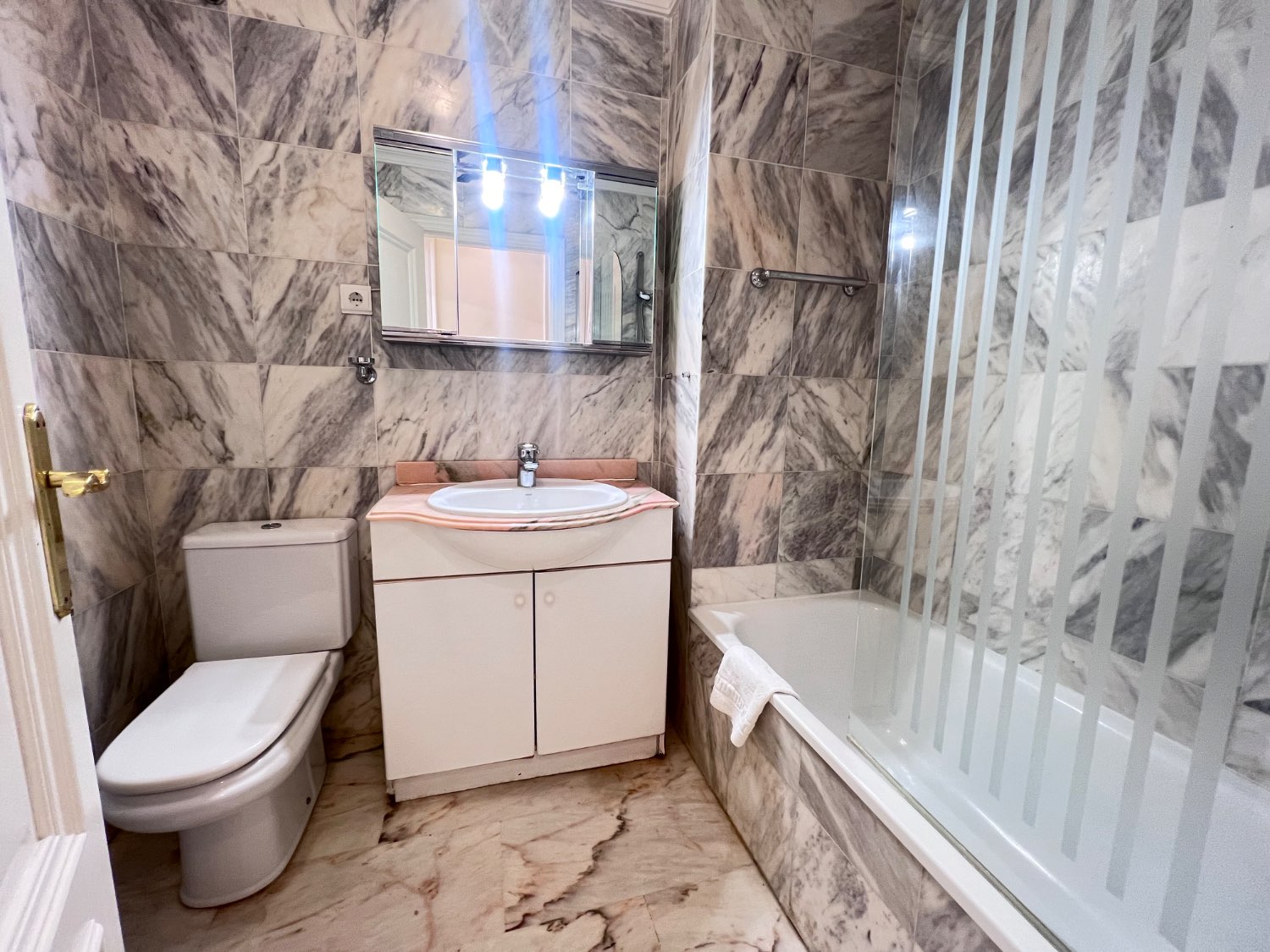 Descubre tu PARAÍSO en la Playa: Apartamento de 2 Dormitorio en Fuengirola