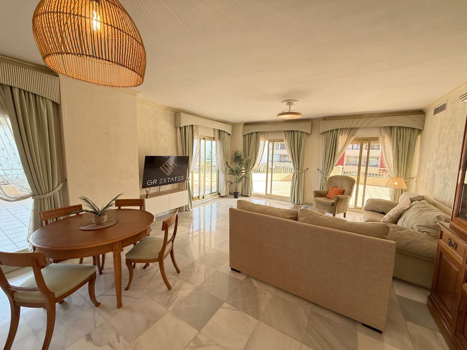 Descubre tu PARAÍSO en la Playa: Apartamento de 2 Dormitorio en Fuengirola