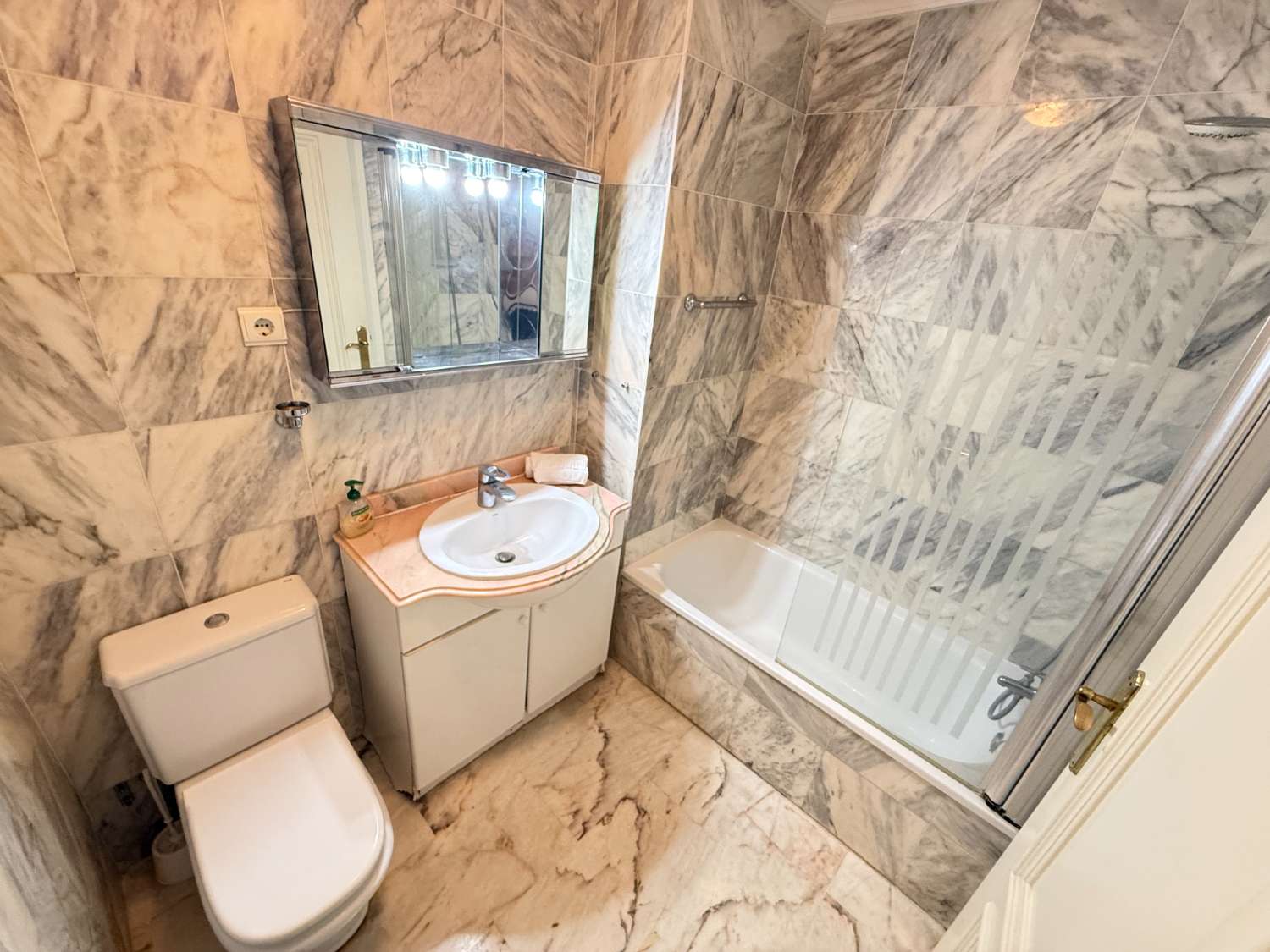Descubre tu PARAÍSO en la Playa: Apartamento de 2 Dormitorio en Fuengirola