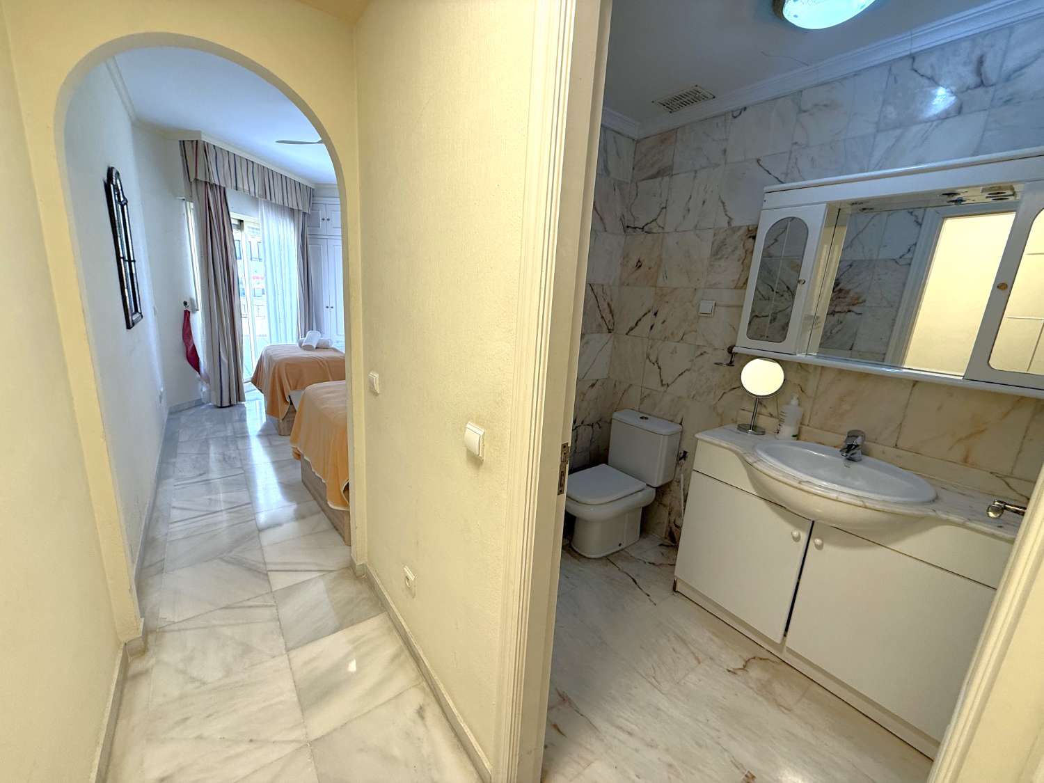 Descubre tu PARAÍSO en la Playa: Apartamento de 2 Dormitorio en Fuengirola