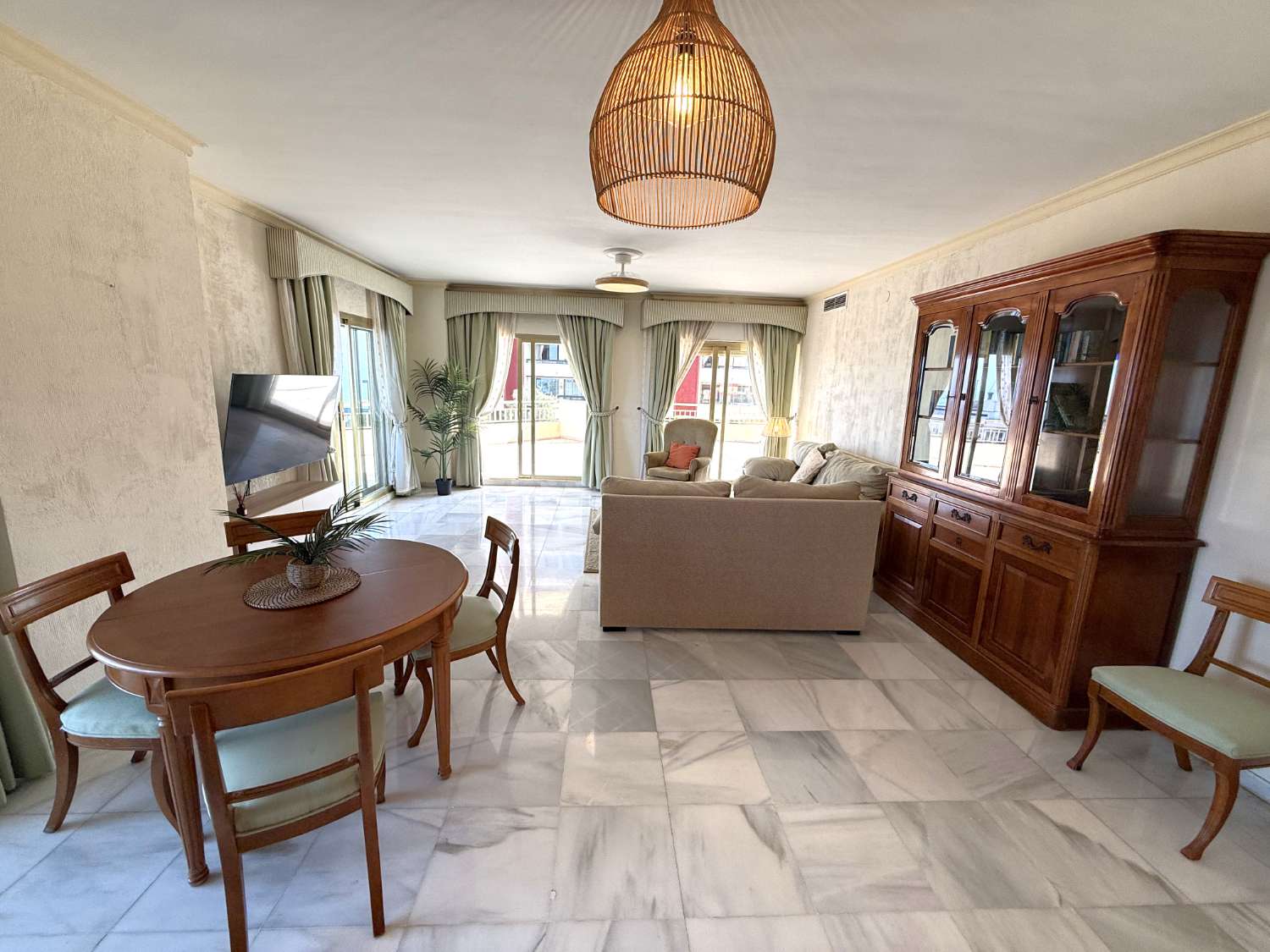 Descubre tu PARAÍSO en la Playa: Apartamento de 2 Dormitorio en Fuengirola