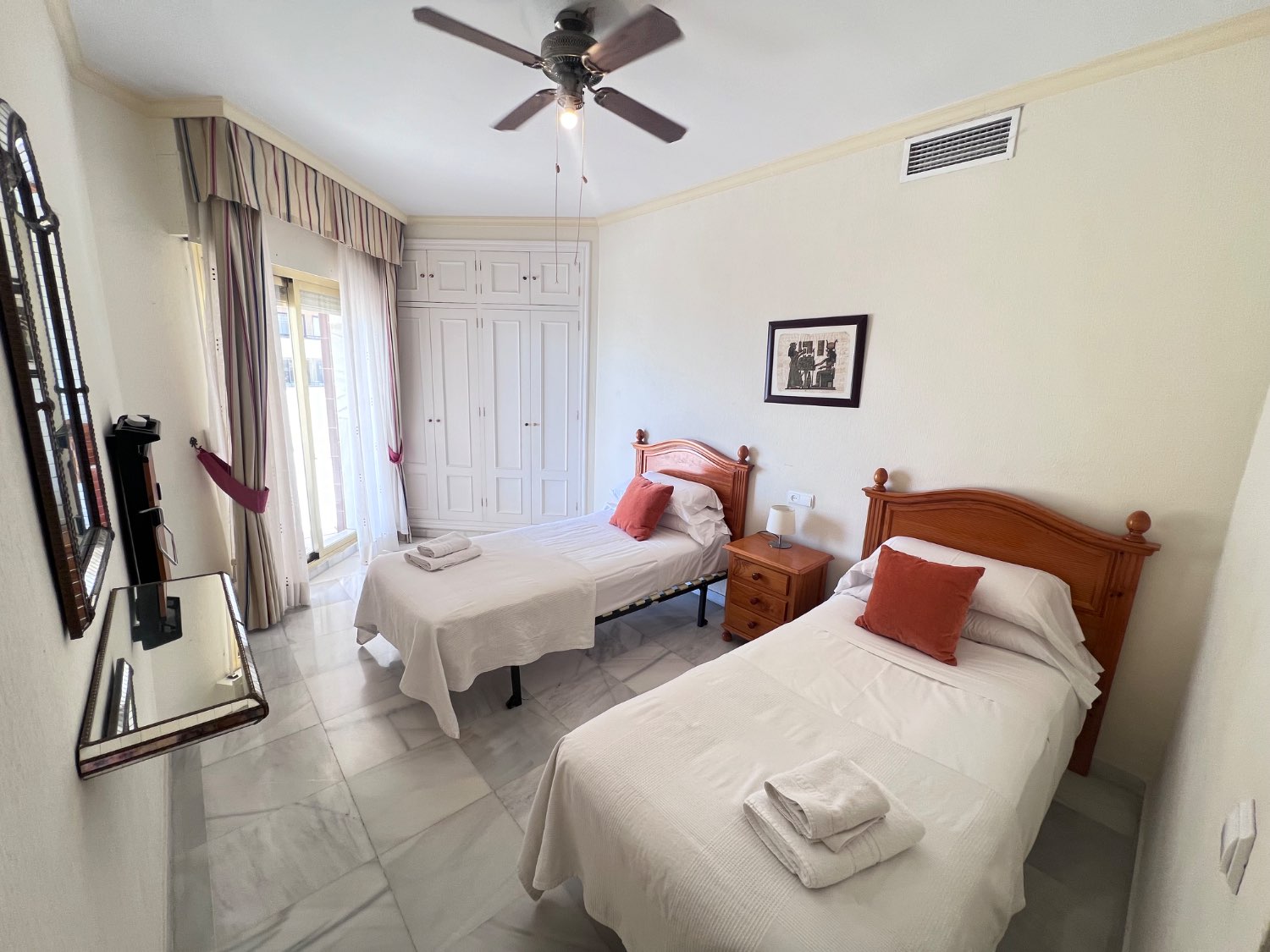 Descubre tu PARAÍSO en la Playa: Apartamento de 2 Dormitorio en Fuengirola