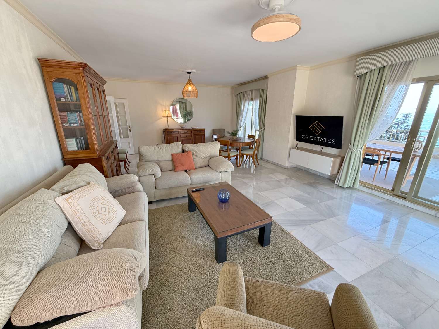 Descubre tu PARAÍSO en la Playa: Apartamento de 2 Dormitorio en Fuengirola