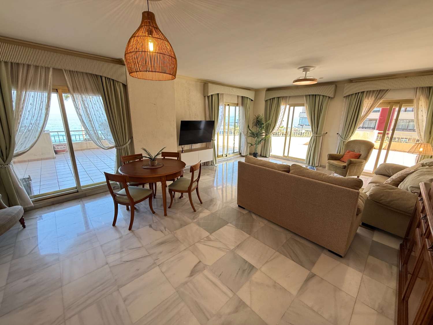 Descubre tu PARAÍSO en la Playa: Apartamento de 2 Dormitorio en Fuengirola