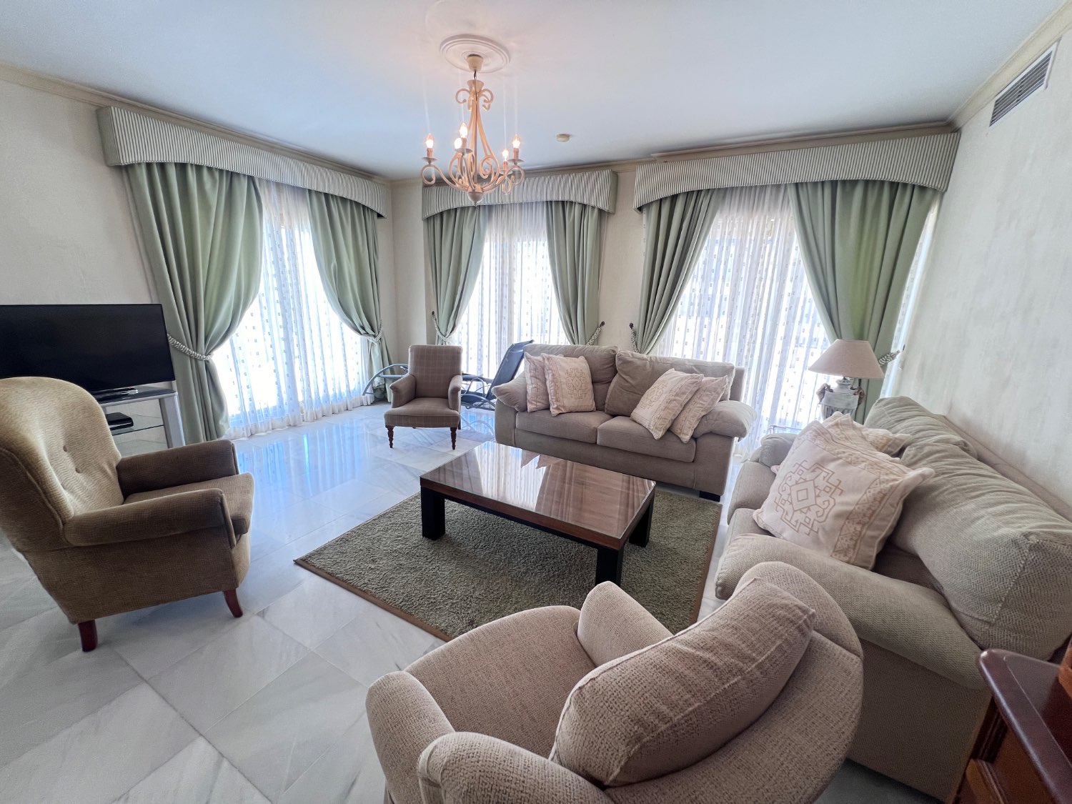 Descubre tu PARAÍSO en la Playa: Apartamento de 2 Dormitorio en Fuengirola