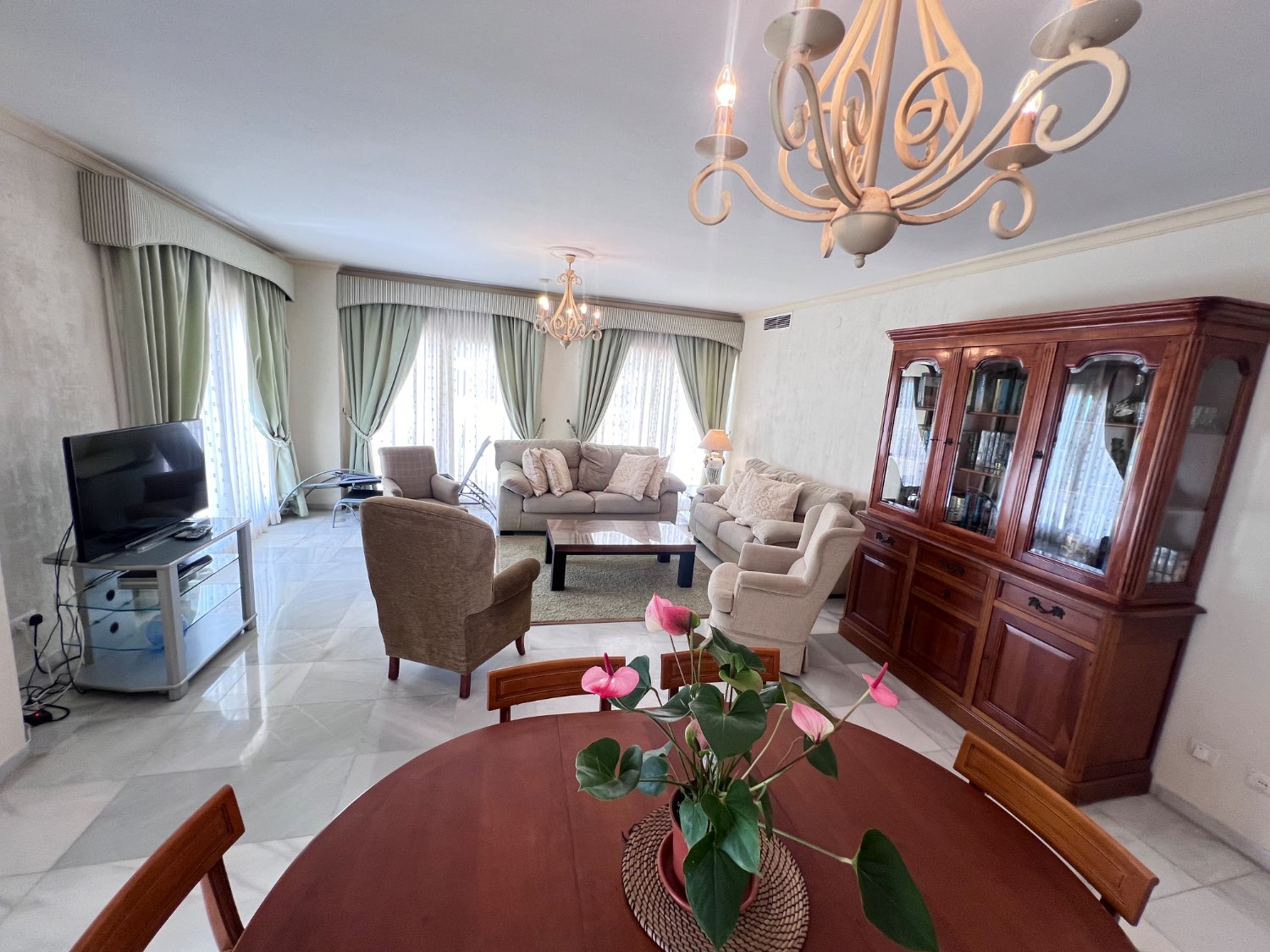 Descubre tu PARAÍSO en la Playa: Apartamento de 2 Dormitorio en Fuengirola