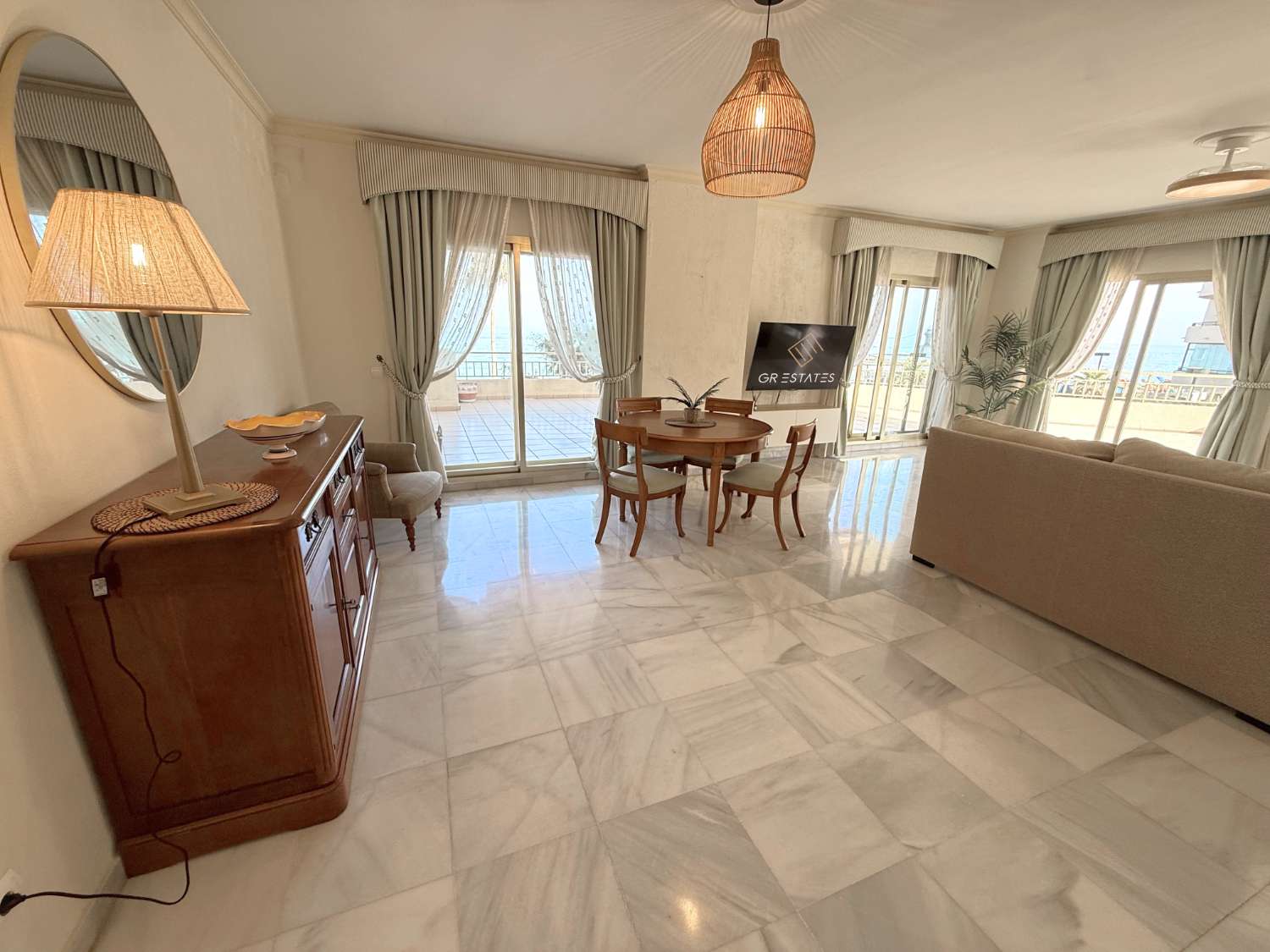 Descubre tu PARAÍSO en la Playa: Apartamento de 2 Dormitorio en Fuengirola