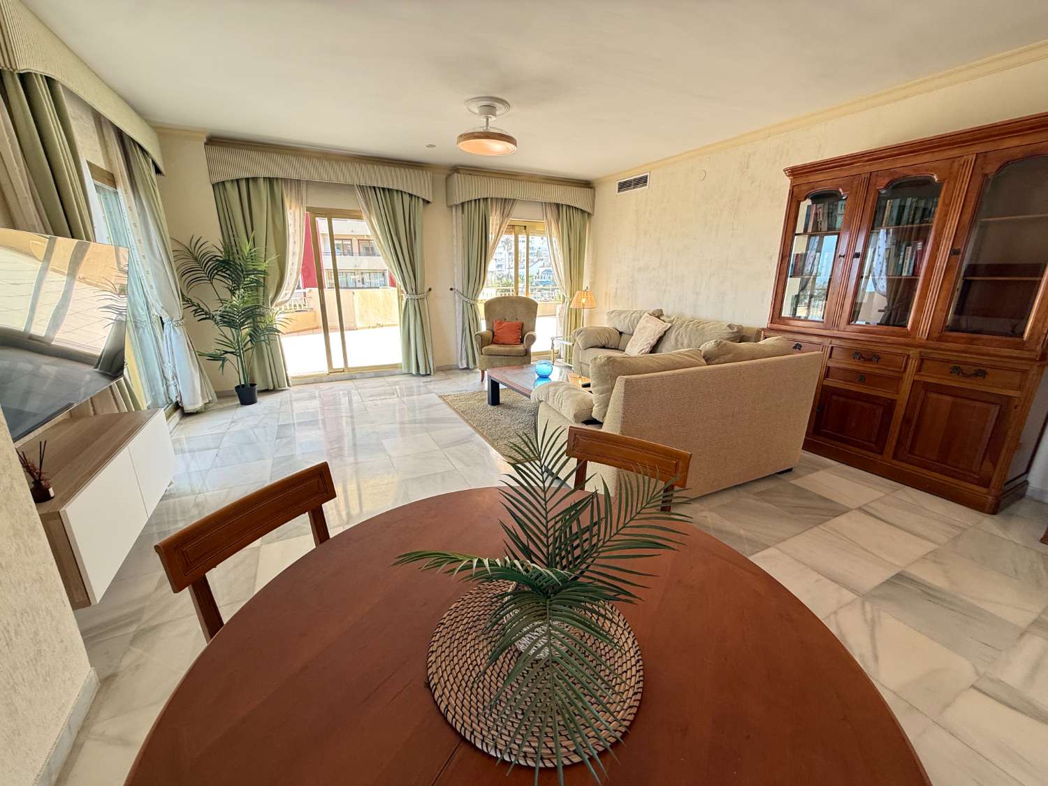 Descubre tu PARAÍSO en la Playa: Apartamento de 2 Dormitorio en Fuengirola