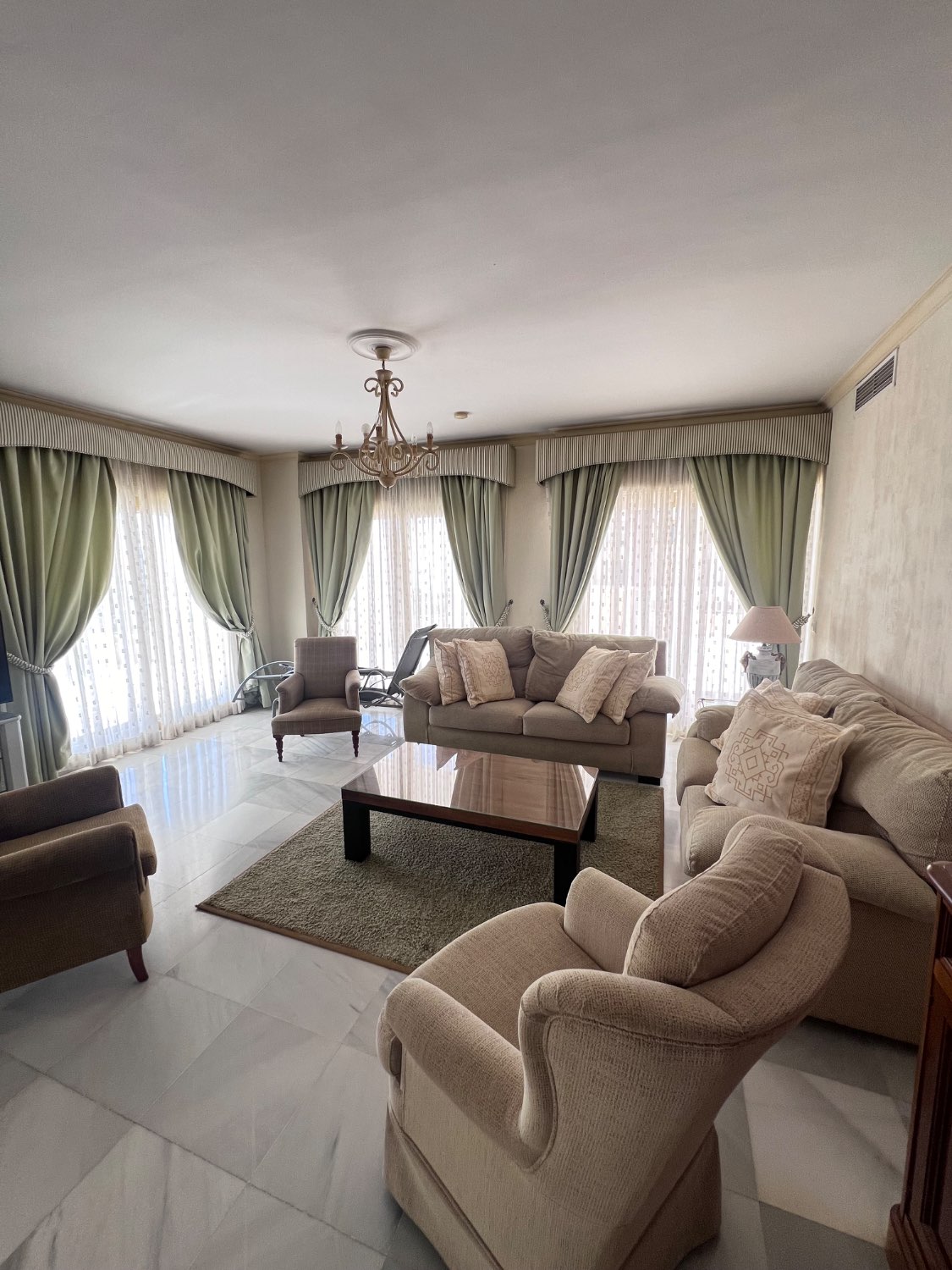 Descubre tu PARAÍSO en la Playa: Apartamento de 2 Dormitorio en Fuengirola