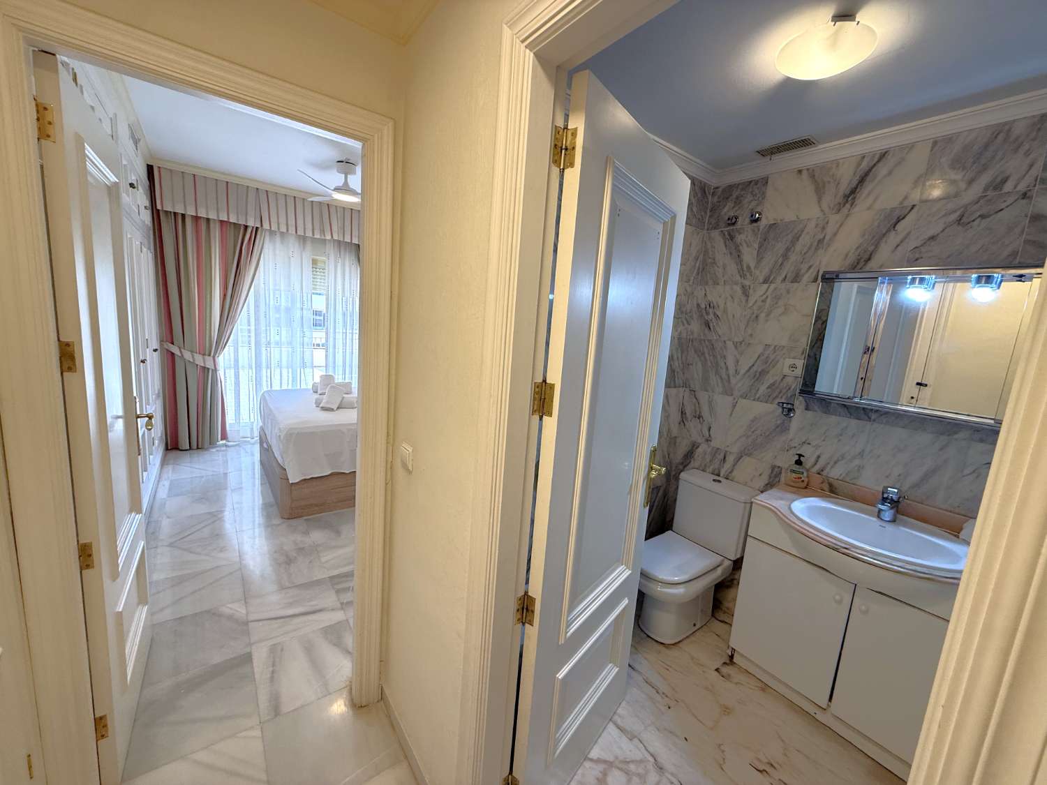 Descubre tu PARAÍSO en la Playa: Apartamento de 2 Dormitorio en Fuengirola