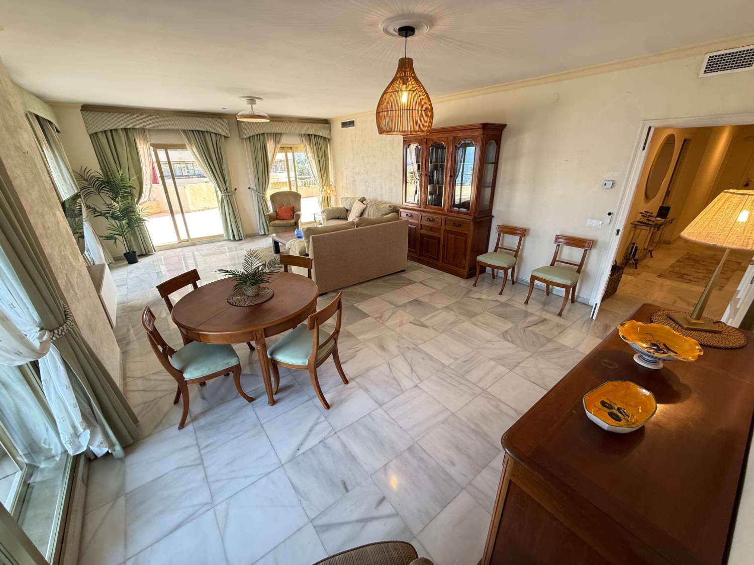 Descubre tu PARAÍSO en la Playa: Apartamento de 2 Dormitorio en Fuengirola