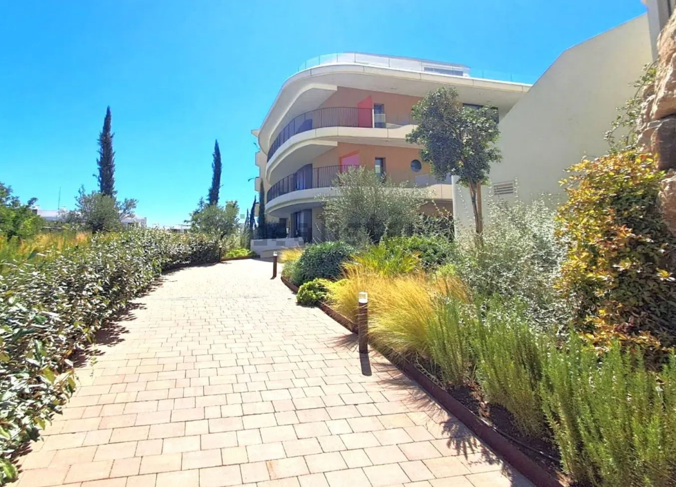 2-bedroom rental in the exclusive Higuerón residential area