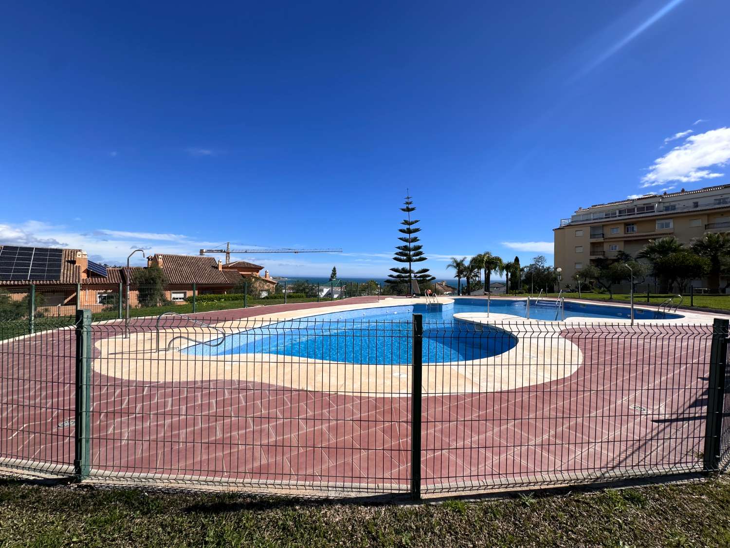 Amplio piso de 2 dormitorios con vistas al mar en La Cala de Mijas