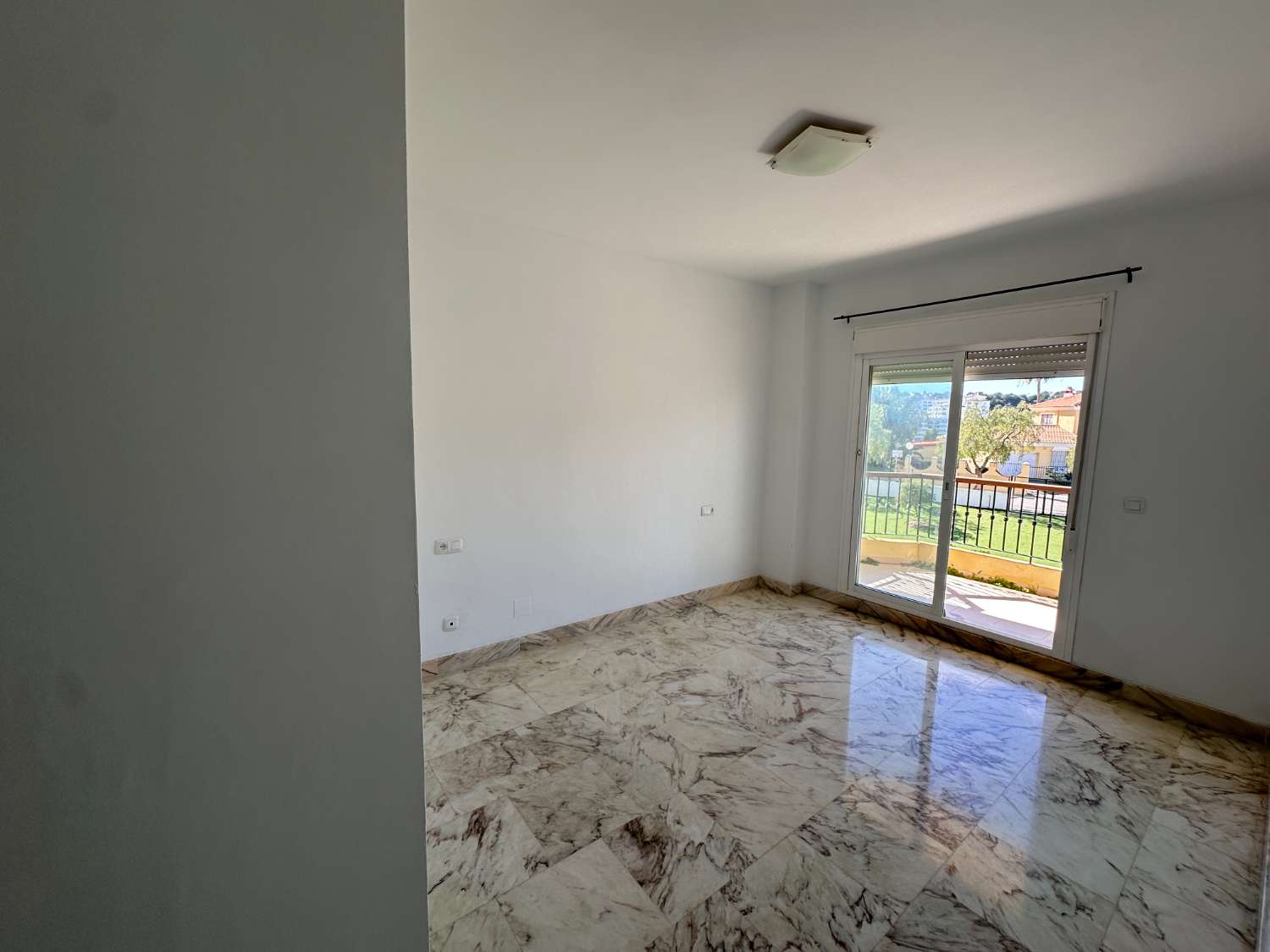 Amplio piso de 2 dormitorios con vistas al mar en La Cala de Mijas