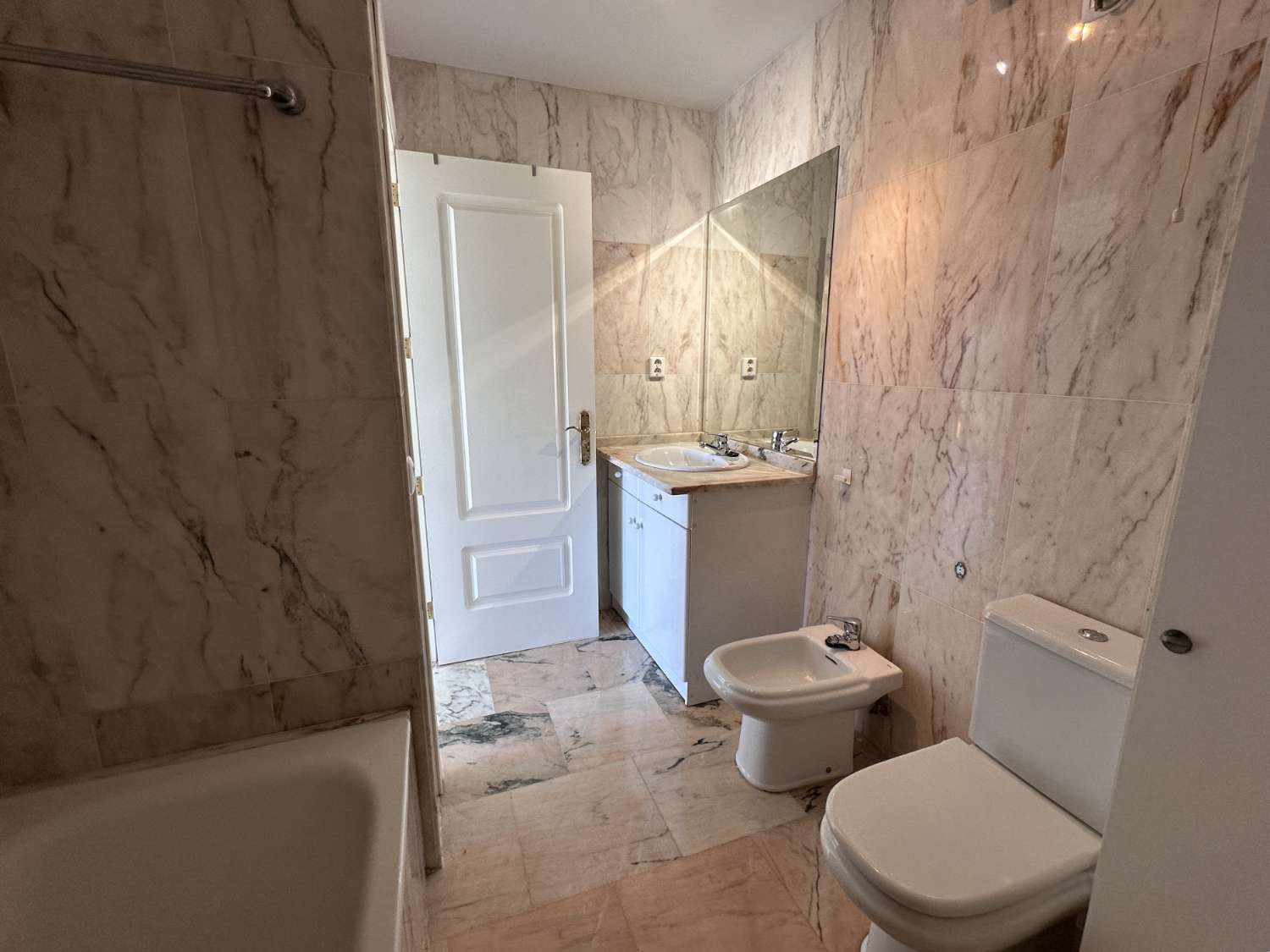 Amplio piso de 2 dormitorios con vistas al mar en La Cala de Mijas