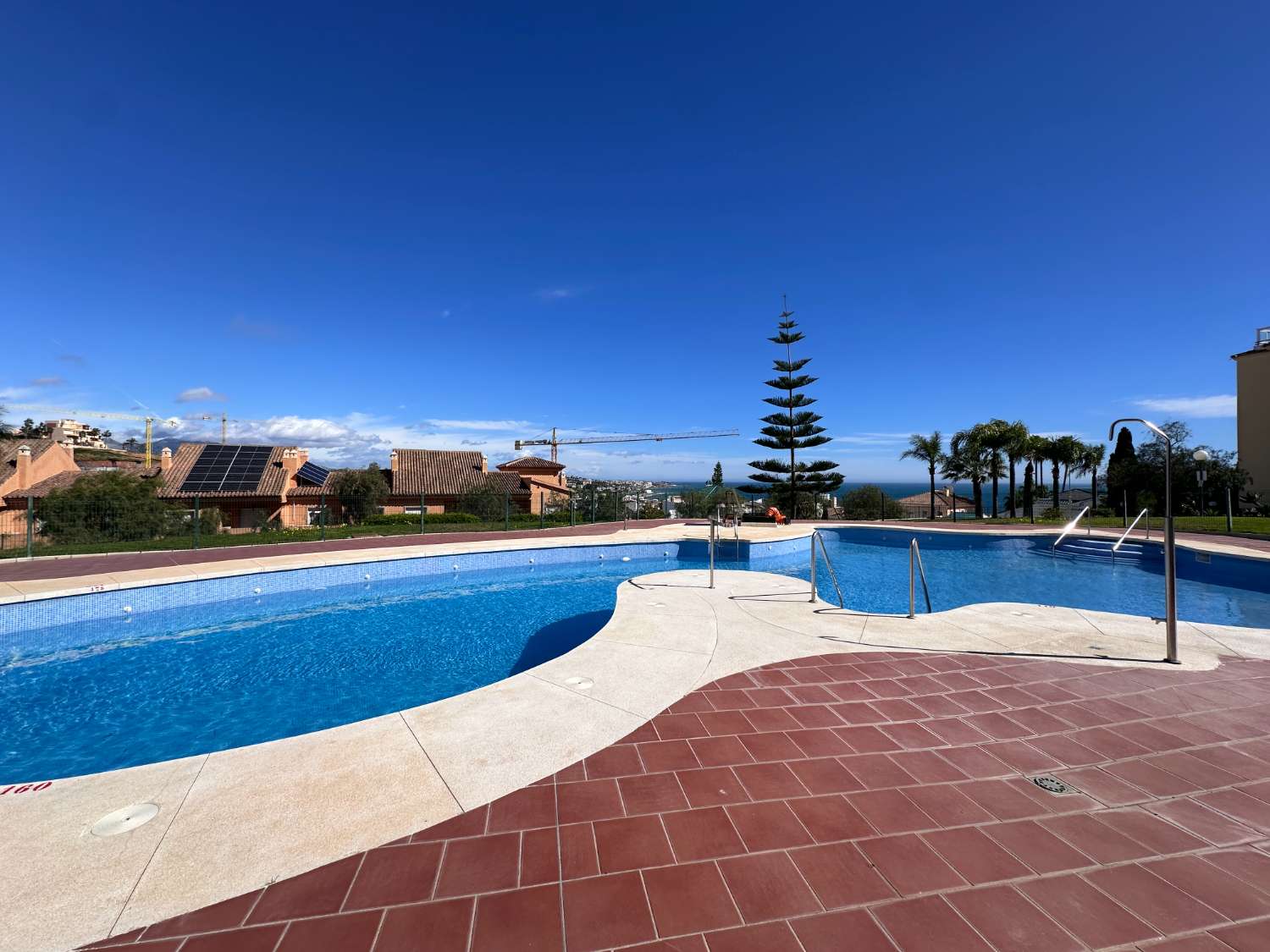 Amplio piso de 2 dormitorios con vistas al mar en La Cala de Mijas